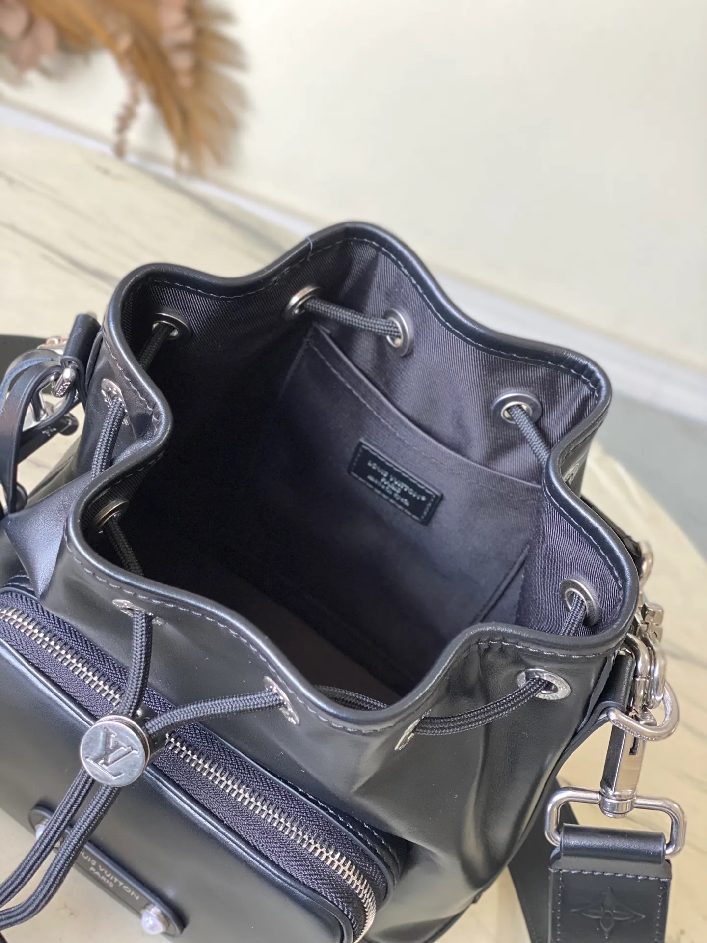 💰1260 (top-grain leather) Top original order M13985 This NoeCargo small bucket bag injects cow leather with a dazzling luster like nylon, and highlights the details with metal LV letters and bead chains. It is equipped with a spacious front pocket and a fabric lining. Dimensions: 22 × 24 × 16 cm