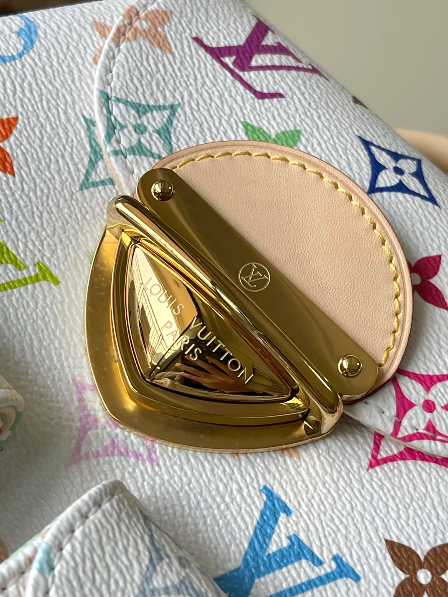 💰1340 Top Original M13081 This Venice backpack is made of coated canvas and depicts the Monogram pattern with the bright colors of Japanese artist Takashi Murakami, highlighting the smart interest of the Louis Vuitton x Murakami reissue series. Classic cowhide leather shapes the slim shoulder straps, and large buckles add a metallic sheen to the flap and outer pocket. Dimensions: 24 × 26 × 7 cm