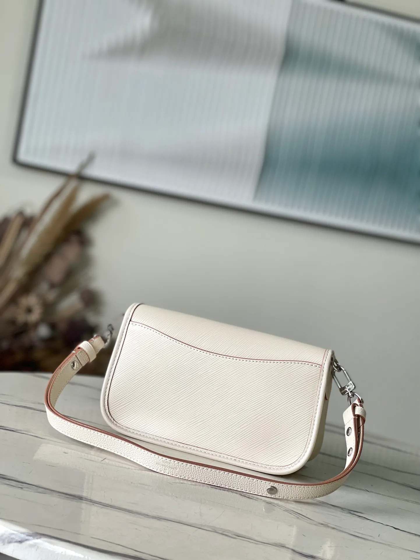 💰1160 (top-grain leather) Top original order M59457 Beige The Buci crossbody bag, cut from the iconic grained Epi leather, is available in exquisite pastel colors this season, adding soft elegance to the spring silhouette. The compact appearance and large resin-covered buckles of the same color give the look a fashionable and modern appeal. Dimensions: 24.5 x 15.5 x 9 cm