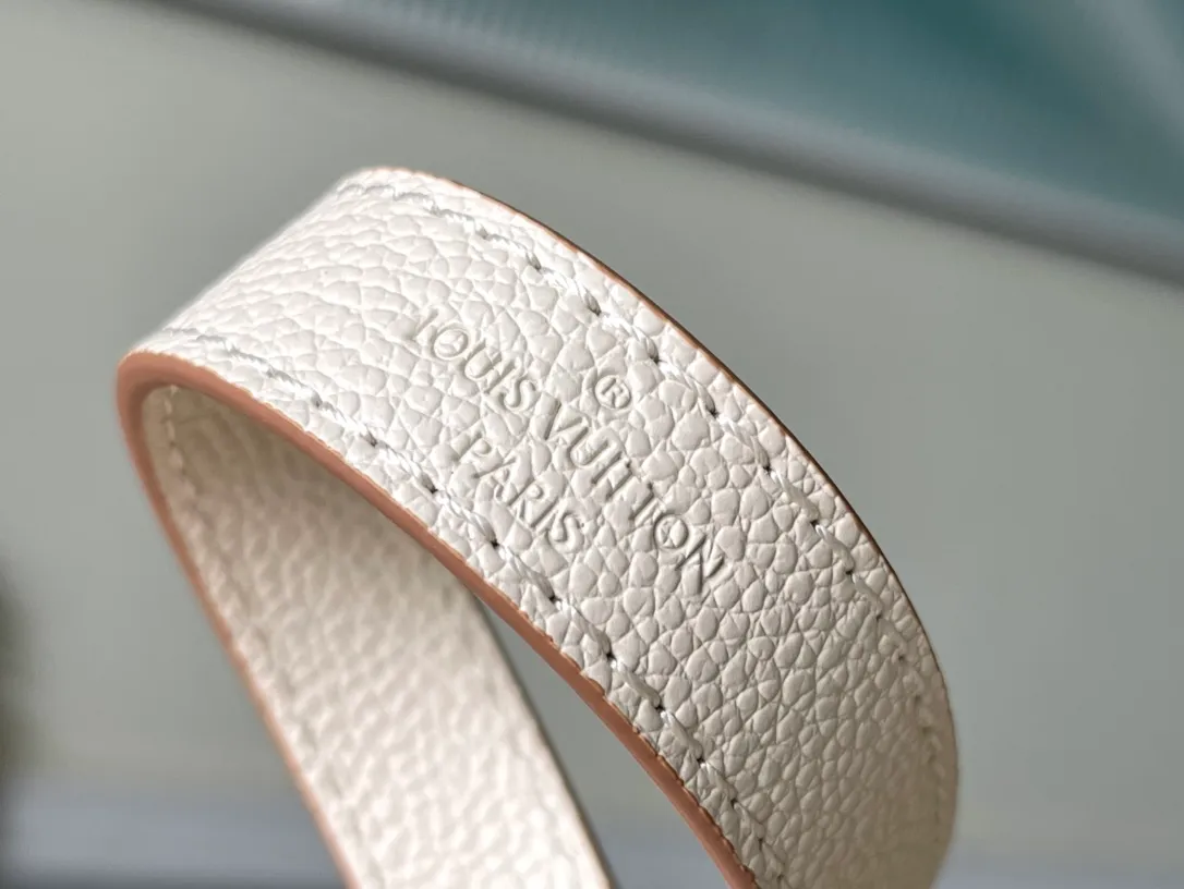 💰1160 (top-grain leather) Top original order M59457 Beige The Buci crossbody bag, cut from the iconic grained Epi leather, is available in exquisite pastel colors this season, adding soft elegance to the spring silhouette. The compact appearance and large resin-covered buckles of the same color give the look a fashionable and modern appeal. Dimensions: 24.5 x 15.5 x 9 cm