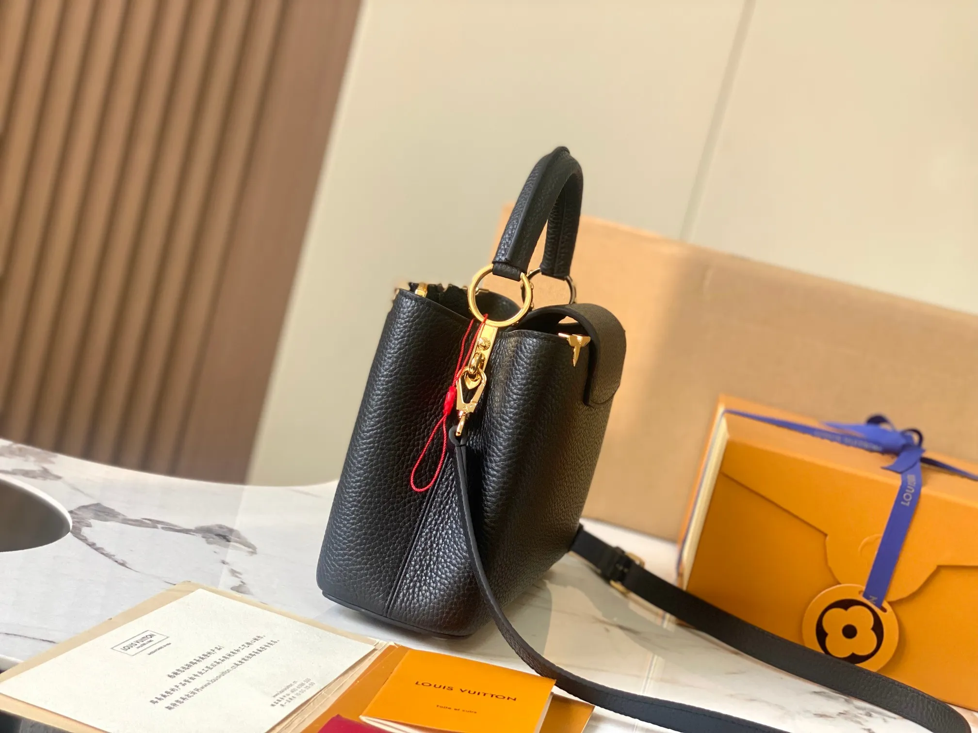 P2600 [Special quality original leather💋 M23331 black upgraded hardware] Capucines small handbag, this Capucines Flower Crown handbag is made of full-grain Taurillon leather embellished with Monogram flowers. Each flower is shaped by exquisite shells. The LV logo and flowers echo each other, giving this feminine handbag a jewel-like luster. Use the detachable shoulder strap cleverly to switch between shoulder and crossbody styles! Size: 27*18*9Cm