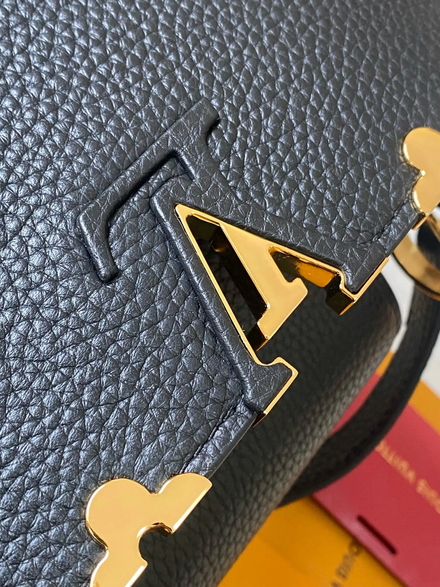 P2600 [Special quality original leather💋 M23331 black upgraded hardware] Capucines small handbag, this Capucines Flower Crown handbag is made of full-grain Taurillon leather embellished with Monogram flowers. Each flower is shaped by exquisite shells. The LV logo and flowers echo each other, giving this feminine handbag a jewel-like luster. Use the detachable shoulder strap cleverly to switch between shoulder and crossbody styles! Size: 27*18*9Cm