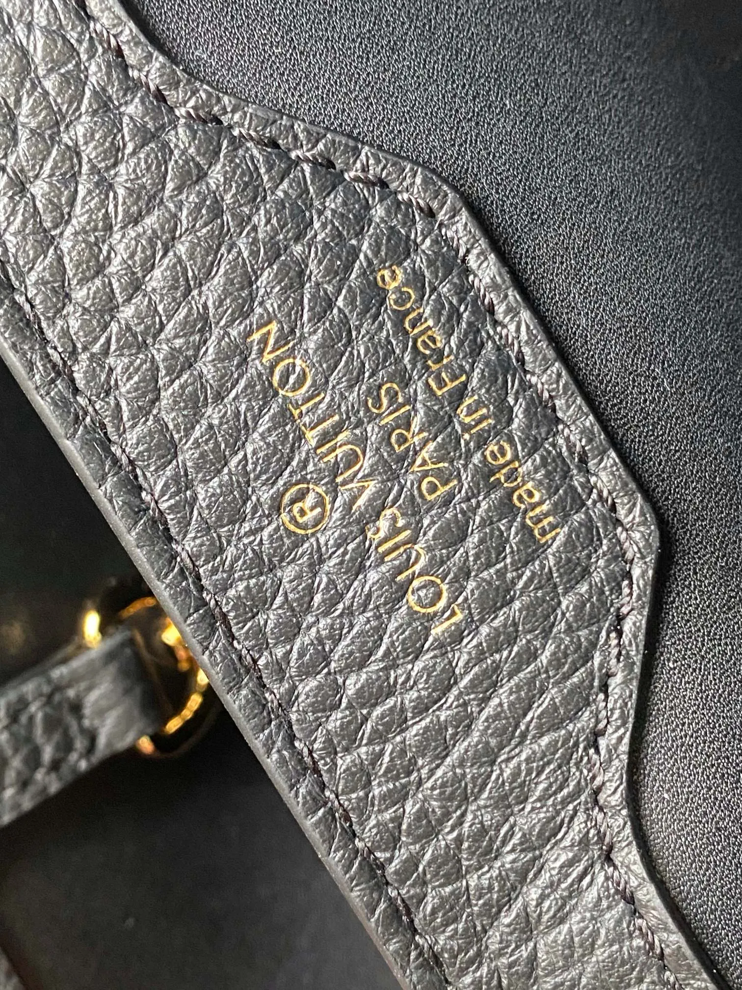 P2600 [Special quality original leather💋 M23331 black upgraded hardware] Capucines small handbag, this Capucines Flower Crown handbag is made of full-grain Taurillon leather embellished with Monogram flowers. Each flower is shaped by exquisite shells. The LV logo and flowers echo each other, giving this feminine handbag a jewel-like luster. Use the detachable shoulder strap cleverly to switch between shoulder and crossbody styles! Size: 27*18*9Cm