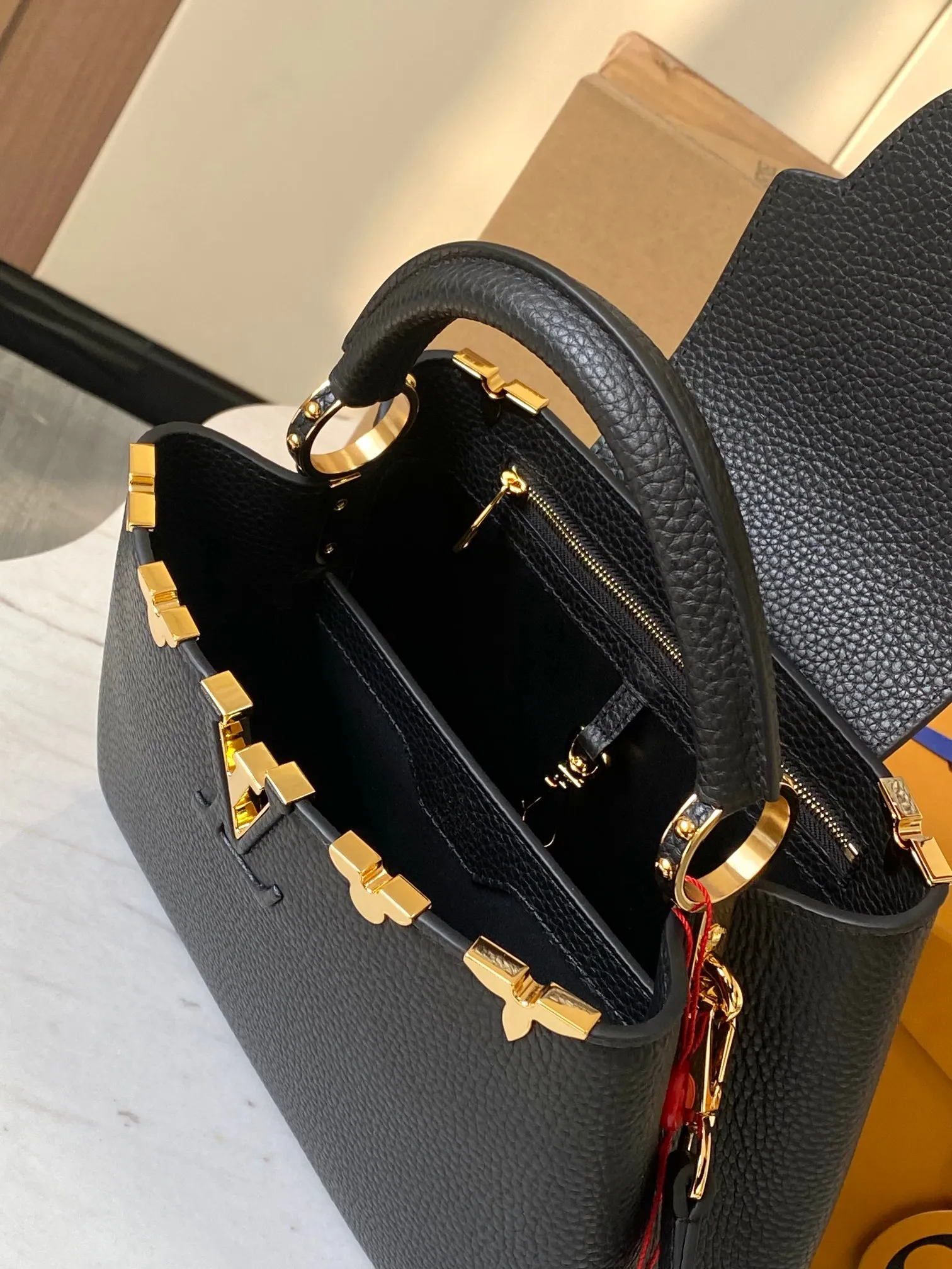 P2600 [Special quality original leather💋 M23331 black upgraded hardware] Capucines small handbag, this Capucines Flower Crown handbag is made of full-grain Taurillon leather embellished with Monogram flowers. Each flower is shaped by exquisite shells. The LV logo and flowers echo each other, giving this feminine handbag a jewel-like luster. Use the detachable shoulder strap cleverly to switch between shoulder and crossbody styles! Size: 27*18*9Cm