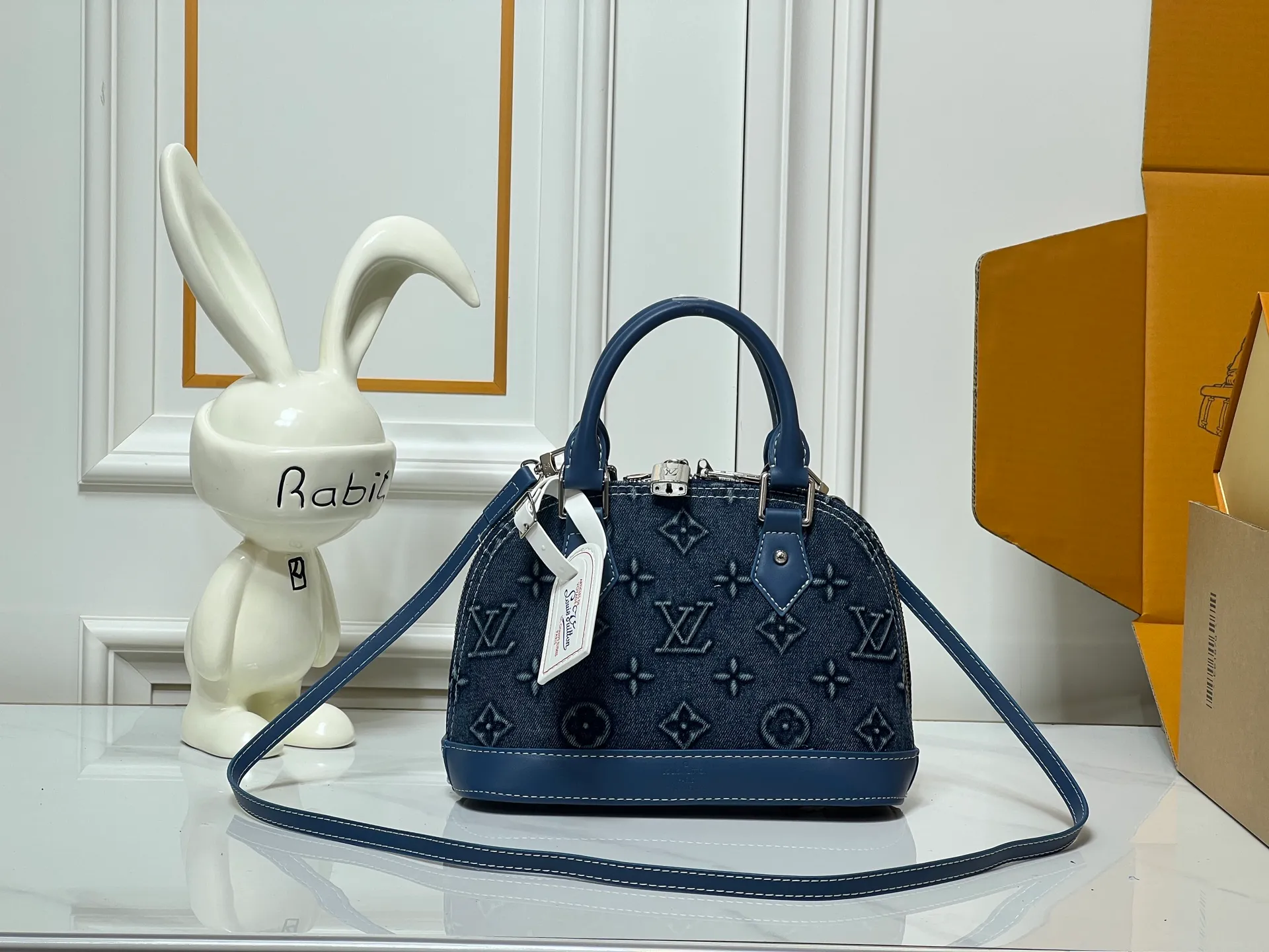 Batch 300💰Upgraded version of embossed denim M53152 This charming Alma BB handbag is derived from the classic Louis Vuitton bag designed in 1934. Iconic elements give this Monogram canvas bag a classic elegance: padlock and key charm, Toron handle and refined leather key holder. Features a detachable shoulder strap for cross-body wear. Dimensions: 23.5 x 17.5 x 11.5 cm (length x height x width)