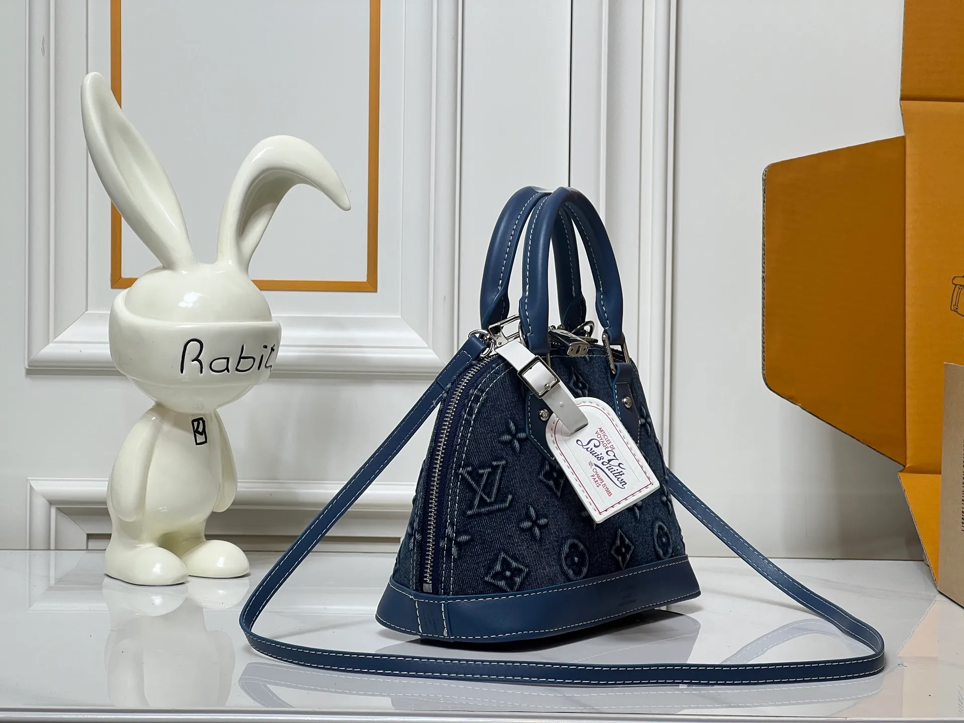 Batch 300💰Upgraded version of embossed denim M53152 This charming Alma BB handbag is derived from the classic Louis Vuitton bag designed in 1934. Iconic elements give this Monogram canvas bag a classic elegance: padlock and key charm, Toron handle and refined leather key holder. Features a detachable shoulder strap for cross-body wear. Dimensions: 23.5 x 17.5 x 11.5 cm (length x height x width)
