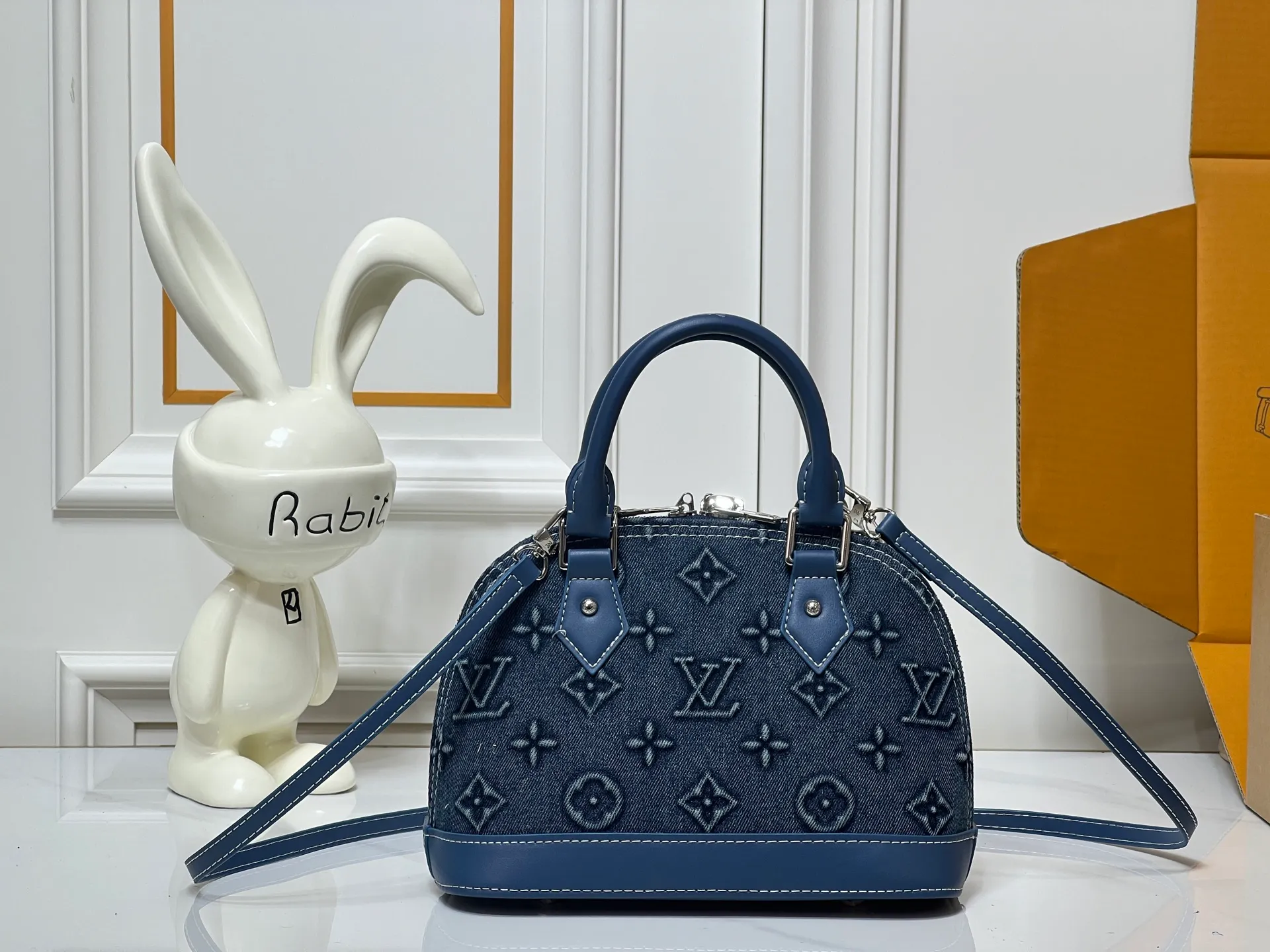 Batch 300💰Upgraded version of embossed denim M53152 This charming Alma BB handbag is derived from the classic Louis Vuitton bag designed in 1934. Iconic elements give this Monogram canvas bag a classic elegance: padlock and key charm, Toron handle and refined leather key holder. Features a detachable shoulder strap for cross-body wear. Dimensions: 23.5 x 17.5 x 11.5 cm (length x height x width)