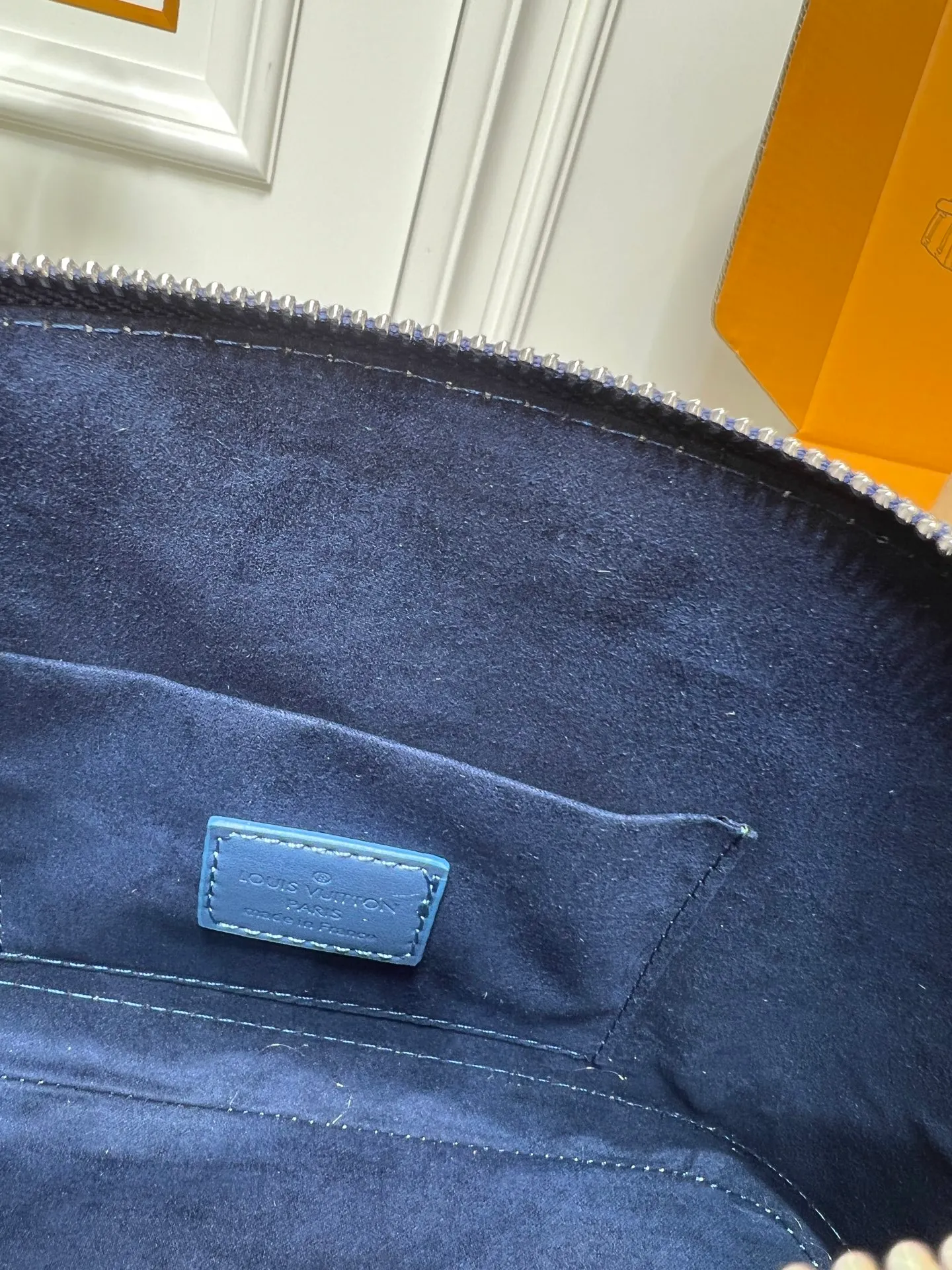 Batch 300💰Upgraded version of embossed denim M53152 This charming Alma BB handbag is derived from the classic Louis Vuitton bag designed in 1934. Iconic elements give this Monogram canvas bag a classic elegance: padlock and key charm, Toron handle and refined leather key holder. Features a detachable shoulder strap for cross-body wear. Dimensions: 23.5 x 17.5 x 11.5 cm (length x height x width)