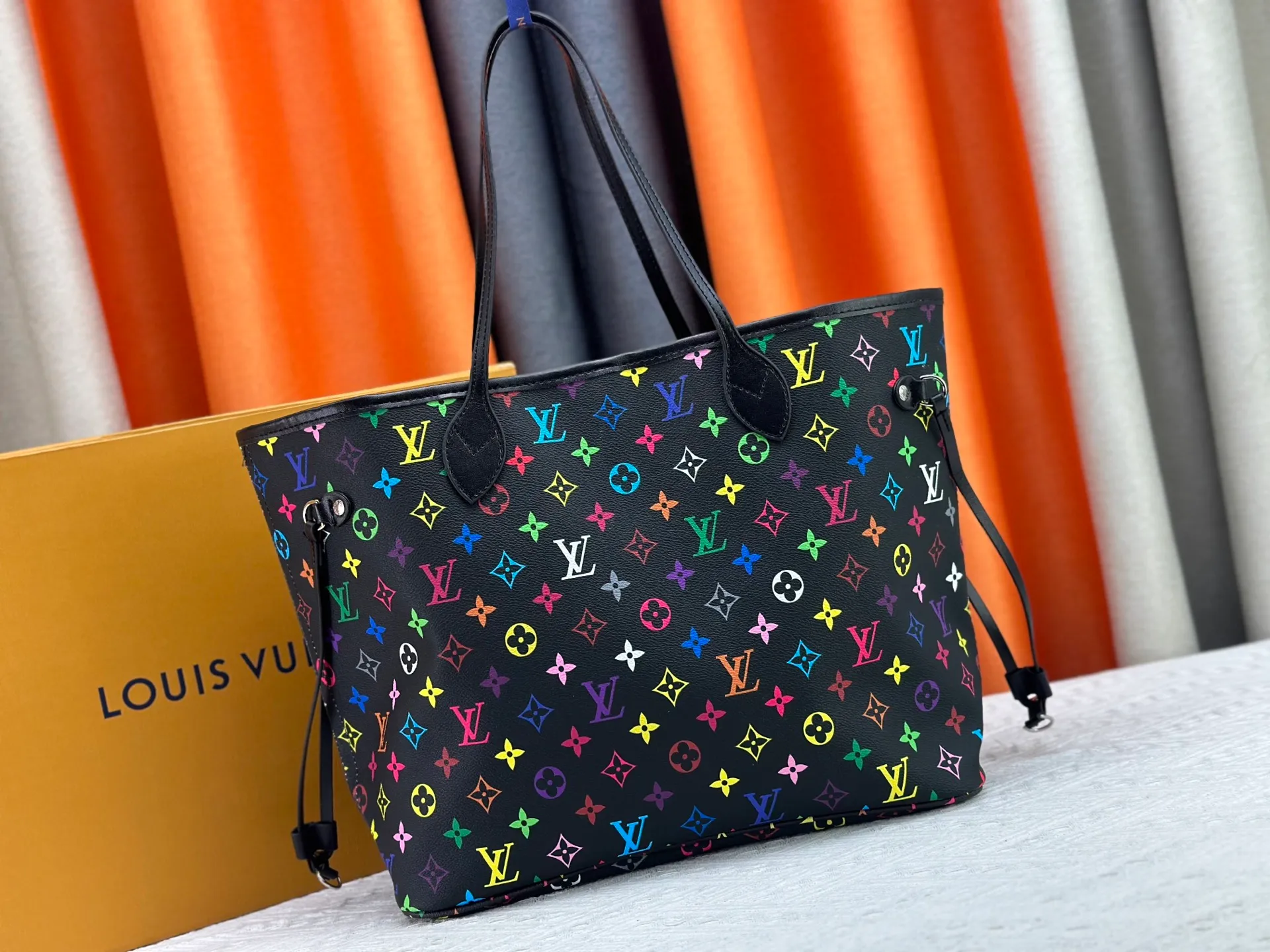 P260 Upgraded original M13675 M13271 M40995 This medium-sized Neverfull handbag is from the Louis Vuitton x Takashi Murakami reissue series. It uses Monogram canvas to create a spacious configuration, and then uses the smart Monogram floral pattern to interpret the artist's "ultra-flat" aesthetic style. Cowhide leather outlines the upper edge, handles and side straps, while the fabric lining incorporates colorful stripes. An interior zip pocket and a removable storage bag complete the functional design. Dimensions: 31.0 x 28.0 x 14.0 cm (length x height x width)