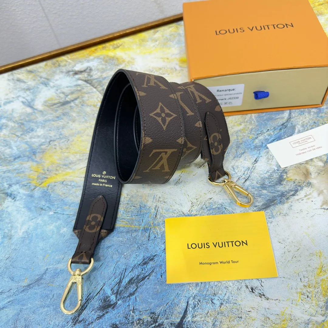 💰96 💎Top original super versatile MONOGRAM shoulder strap J02330 is made of Monogram canvas fabric and lined with stunning Rose Poudre Nappa leather. This shoulder strap is the best choice for creating a personal Louis Vuitton bag. Novel and versatile: super practical spring buckle design, easy to connect and remove. 90.0 x 4.0 x 0.2 cm (Length x Height x Width) - Monogram coated canvas - Nappa leather lining - Gold-tone hardware - 2 spring buckles - 2 Moroccan leather loops
