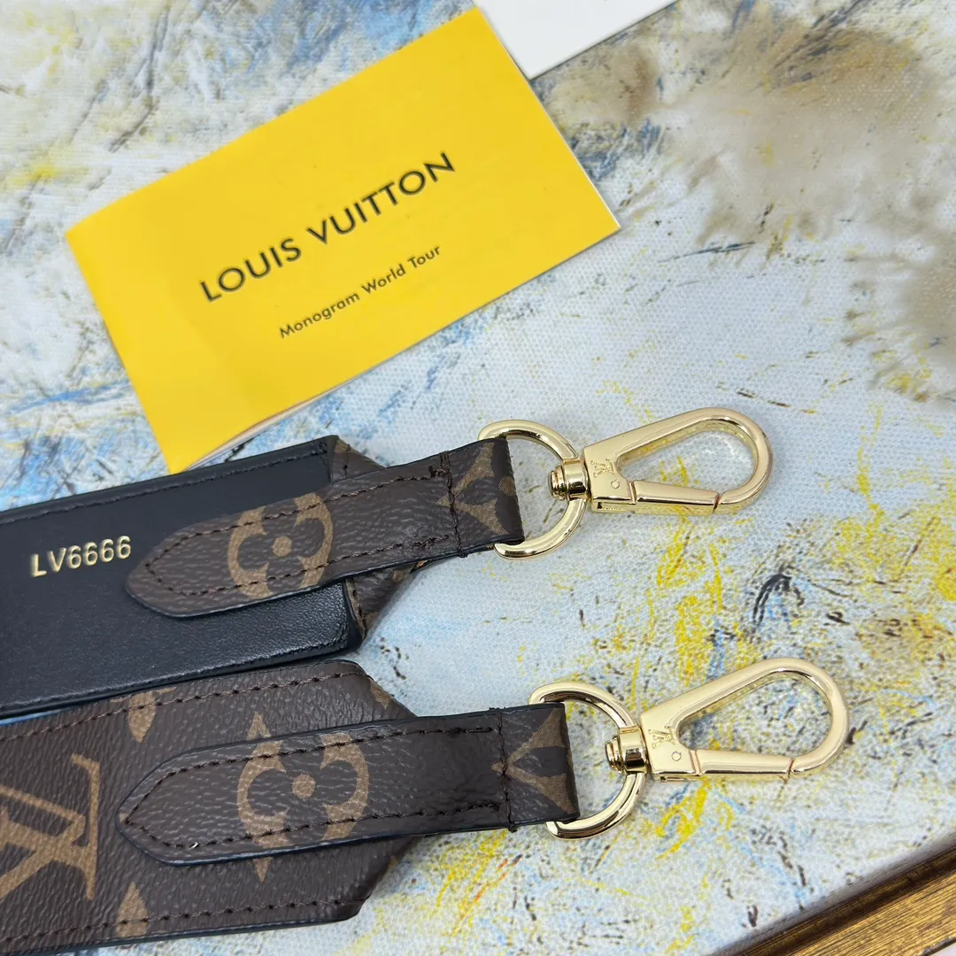 💰96 💎Top original super versatile MONOGRAM shoulder strap J02330 is made of Monogram canvas fabric and lined with stunning Rose Poudre Nappa leather. This shoulder strap is the best choice for creating a personal Louis Vuitton bag. Novel and versatile: super practical spring buckle design, easy to connect and remove. 90.0 x 4.0 x 0.2 cm (Length x Height x Width) - Monogram coated canvas - Nappa leather lining - Gold-tone hardware - 2 spring buckles - 2 Moroccan leather loops
