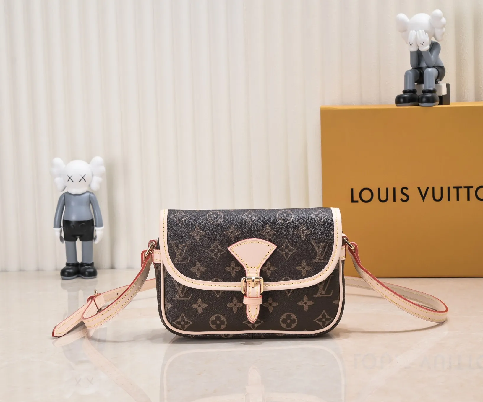 ¥240💰 Small size exclusive real shot-upgraded version ‼ ️Double-sided discolored yellow leather, Louis Vuitton LV good quality classic model is more popular 42251 M42250 original quality [strong][strong] French lamb imported gradient yellow leather (no money for non-yellow leather) 💓💓Golden brass accessories, leather buckle closure, an open outer bag on the back and under the flap, and an inner bag inside the bag 👠👠Size 20-13-8㎝, its simple and unique design concept is closer to life 👗💄👠Versatile