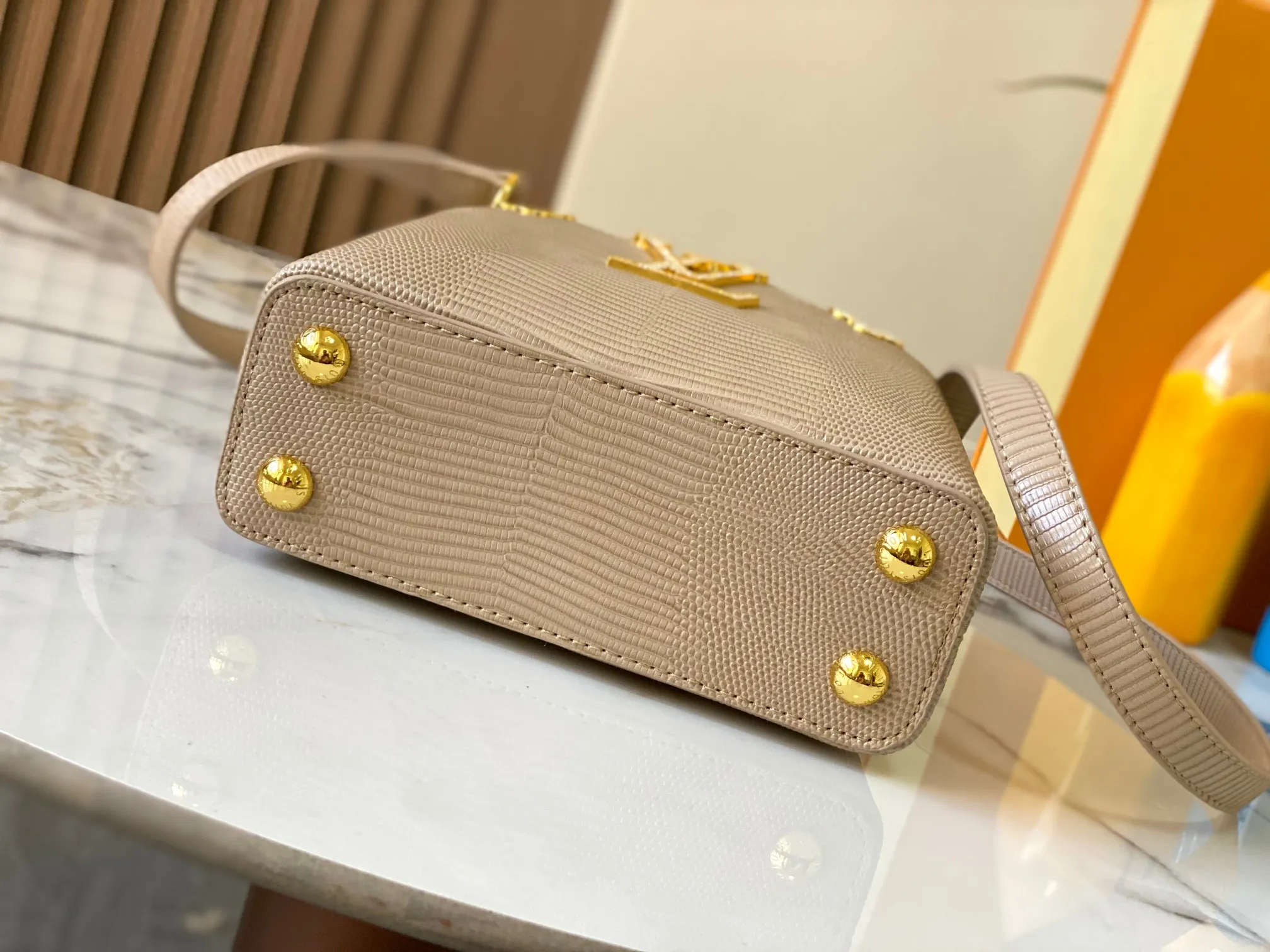 Top original P440 Guangzhou product M12296 apricot lizard leather with gold diamond corolla 🔺This Capucines mini handbag is wrapped in gorgeous lizard leather and lined with delicate sheepskin, embellished with dazzling metal parts. The flip cover reads LV letters inside, and a Monogram flower blooms when turned out. Its compact size makes it a dazzling choice for evening occasions. Detailed features 21 x 14 x 8 cm (length x height x width
