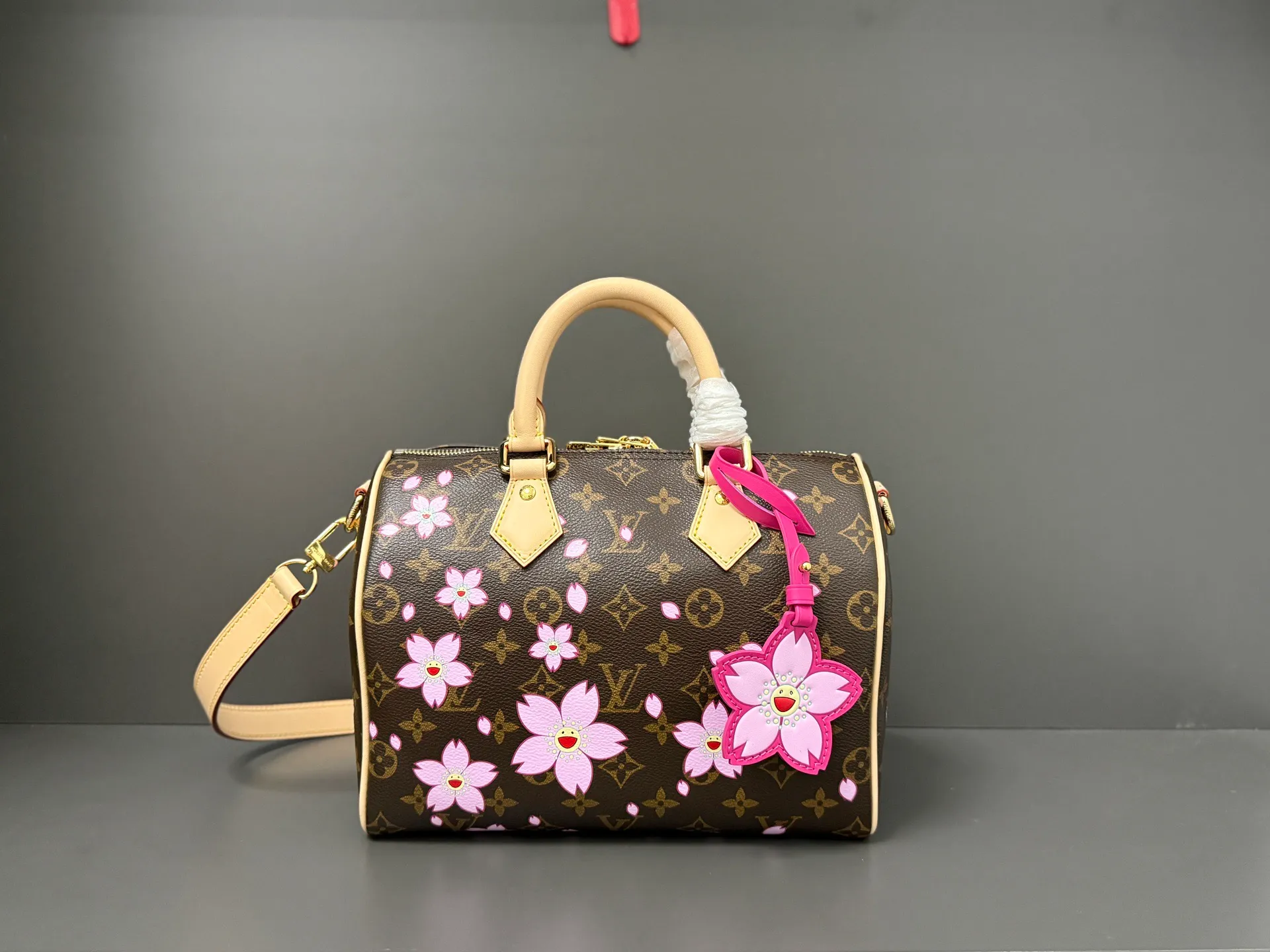 💰1100 (Steel Hardware) Top Original Single M14174 (163 Chip) This sedy bandoulière 25 handbag is from the Louis Vuitton x Takashi Murakami series. It incorporates the brand's classic monogram coating into Takashi Murakami's vivid cherry blossom pattern, and then continues the same to the removable bag decoration. Cow leather constructed toron handles and removable leather shoulder strap, dual zippers and padlock keep personal belongings safe and secure. 19 x 15 x 25 cm