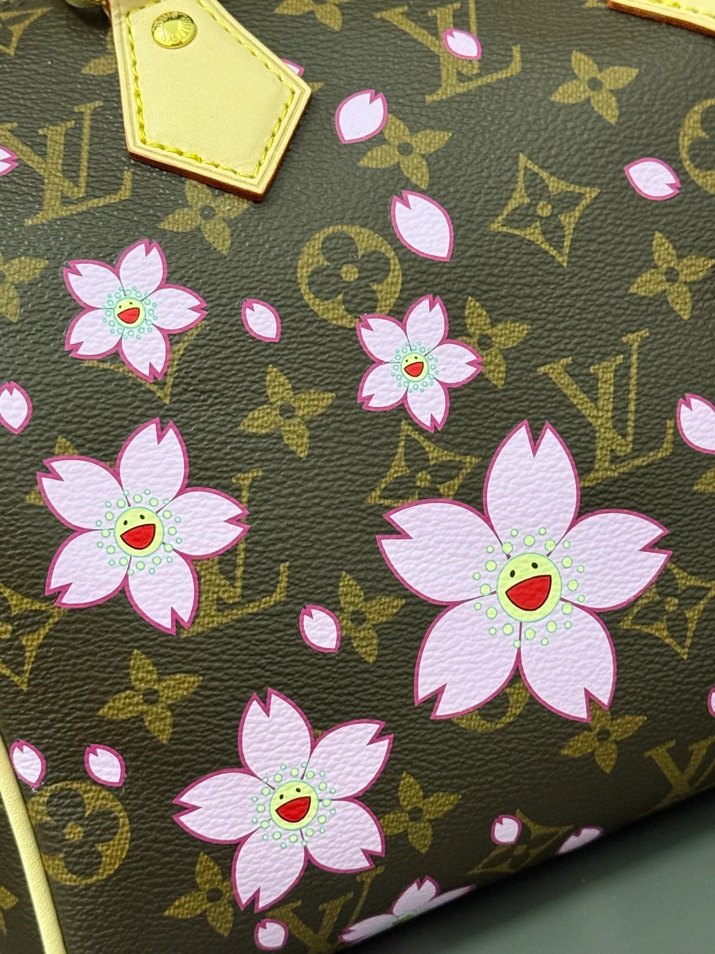 💰1100 (Steel Hardware) Top Original Single M14174 (163 Chip) This sedy bandoulière 25 handbag is from the Louis Vuitton x Takashi Murakami series. It incorporates the brand's classic monogram coating into Takashi Murakami's vivid cherry blossom pattern, and then continues the same to the removable bag decoration. Cow leather constructed toron handles and removable leather shoulder strap, dual zippers and padlock keep personal belongings safe and secure. 19 x 15 x 25 cm