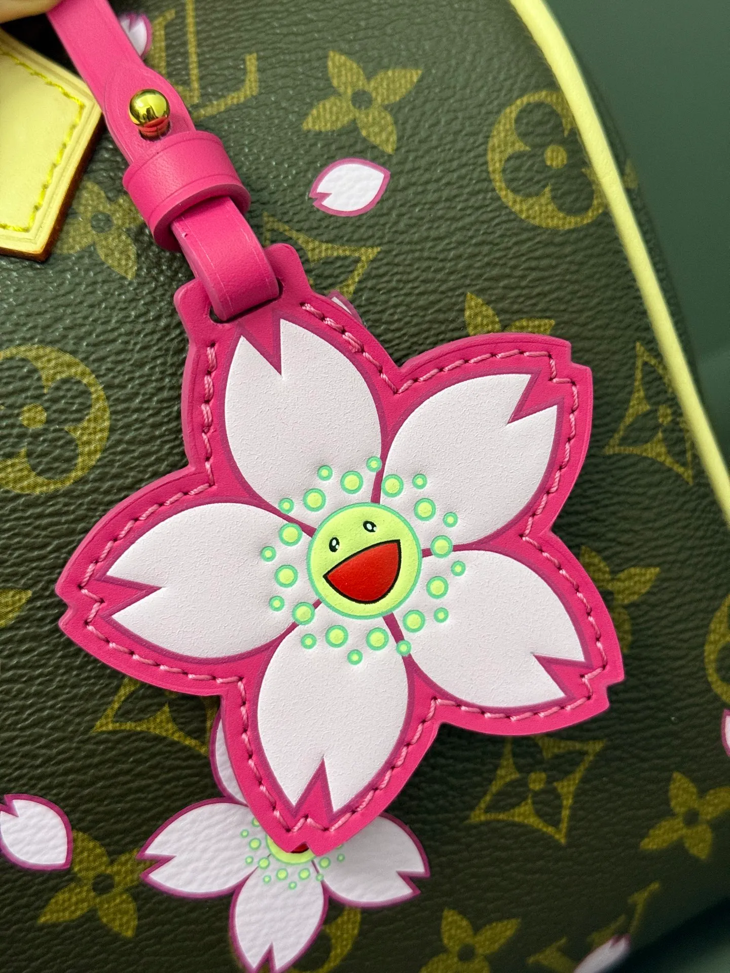 💰1100 (Steel Hardware) Top Original Single M14174 (163 Chip) This sedy bandoulière 25 handbag is from the Louis Vuitton x Takashi Murakami series. It incorporates the brand's classic monogram coating into Takashi Murakami's vivid cherry blossom pattern, and then continues the same to the removable bag decoration. Cow leather constructed toron handles and removable leather shoulder strap, dual zippers and padlock keep personal belongings safe and secure. 19 x 15 x 25 cm