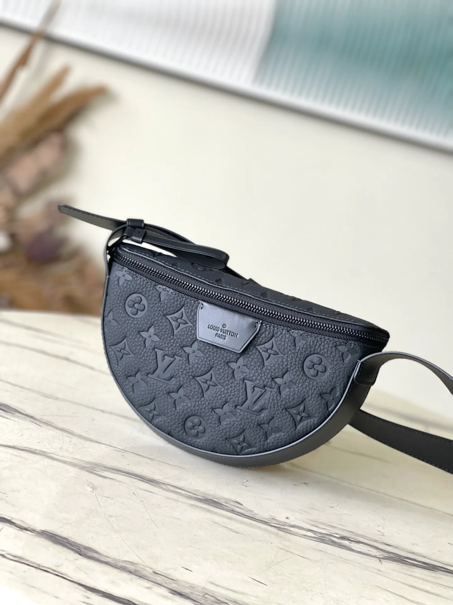 💰940 (first-grain leather) top-quality original order M23835 full leather. This LV Moon Crossbodfy handbag is made of Monogram Ecipse coated canvas with leather trim and shoulder straps. It is self-evidently elegant. The half-moon wheels allow for cross-body carry, allowing you to easily store your cell phone, small wallet, and headphones. Dimensions: 24.5 × 16 × 4.5 cm