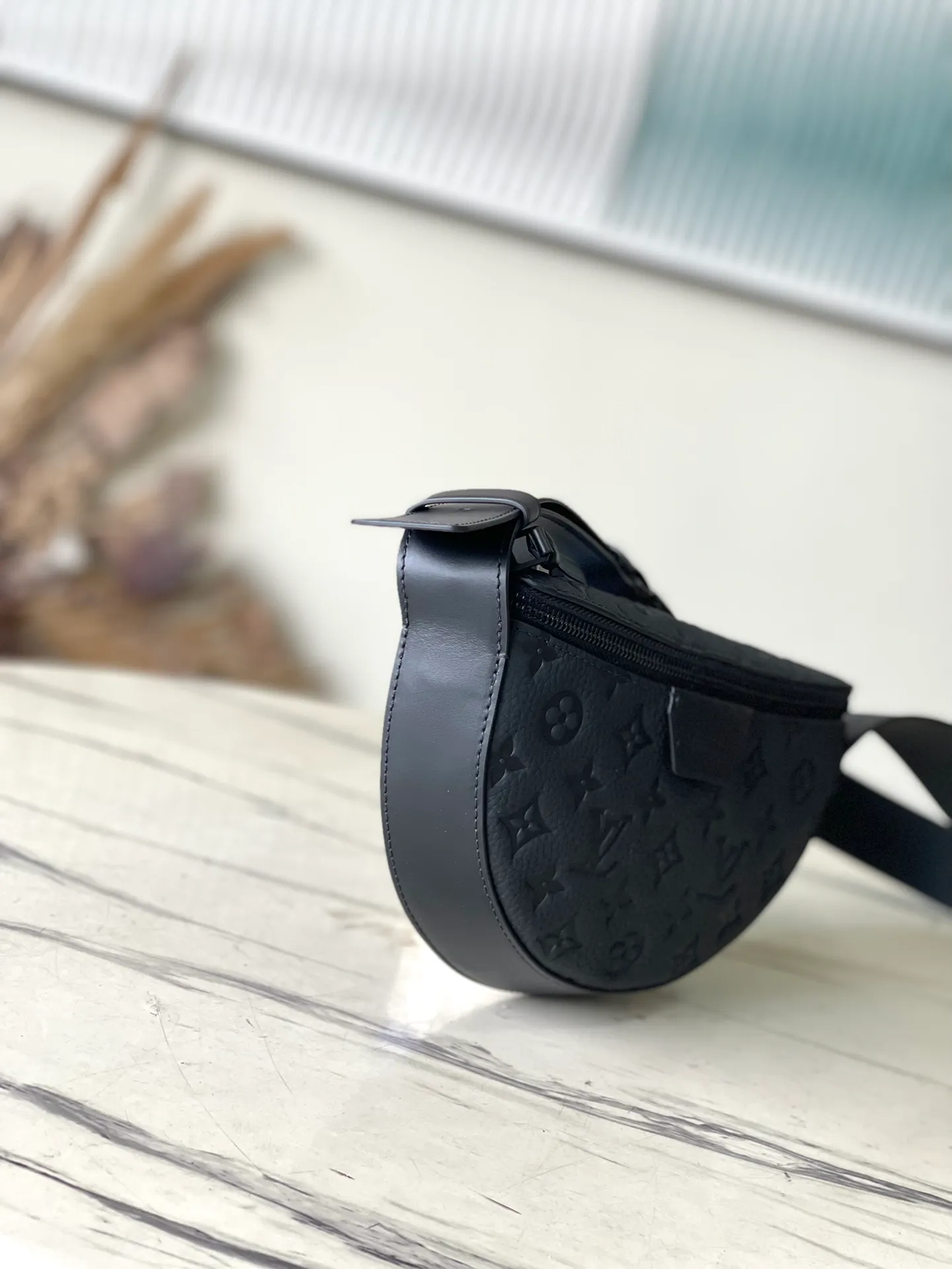 💰940 (first-grain leather) top-quality original order M23835 full leather. This LV Moon Crossbodfy handbag is made of Monogram Ecipse coated canvas with leather trim and shoulder straps. It is self-evidently elegant. The half-moon wheels allow for cross-body carry, allowing you to easily store your cell phone, small wallet, and headphones. Dimensions: 24.5 × 16 × 4.5 cm