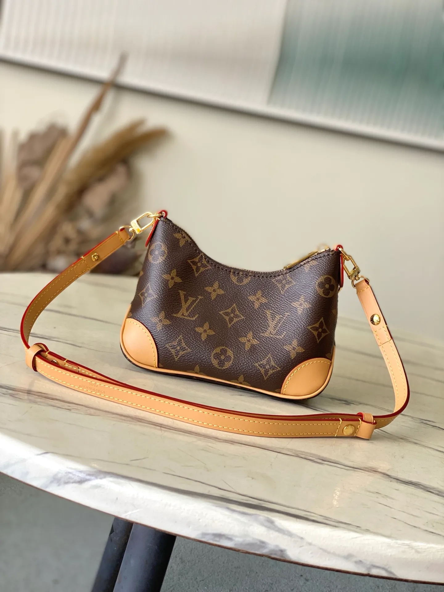 💰740 (mini size) steel hardware top quality original M25519 Boulogne Mini handbag is made of classic Monogram canvas. The shoulder strap allows you to choose between long and short shoulder or cross-body wear. It can be removed to transform into a chain bag or clutch bag. 20.0x 14.5x 7.0 cm (length x height x width)