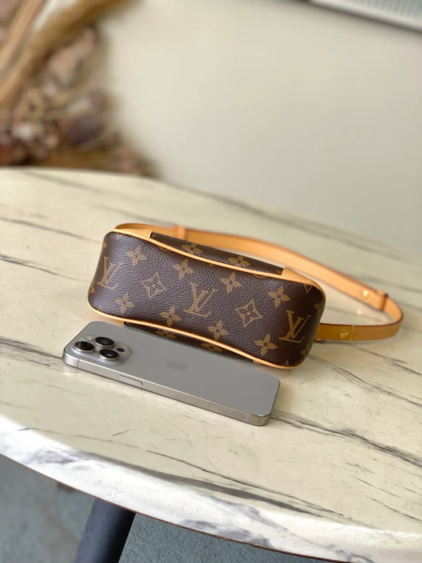💰740 (mini size) steel hardware top quality original M25519 Boulogne Mini handbag is made of classic Monogram canvas. The shoulder strap allows you to choose between long and short shoulder or cross-body wear. It can be removed to transform into a chain bag or clutch bag. 20.0x 14.5x 7.0 cm (length x height x width)