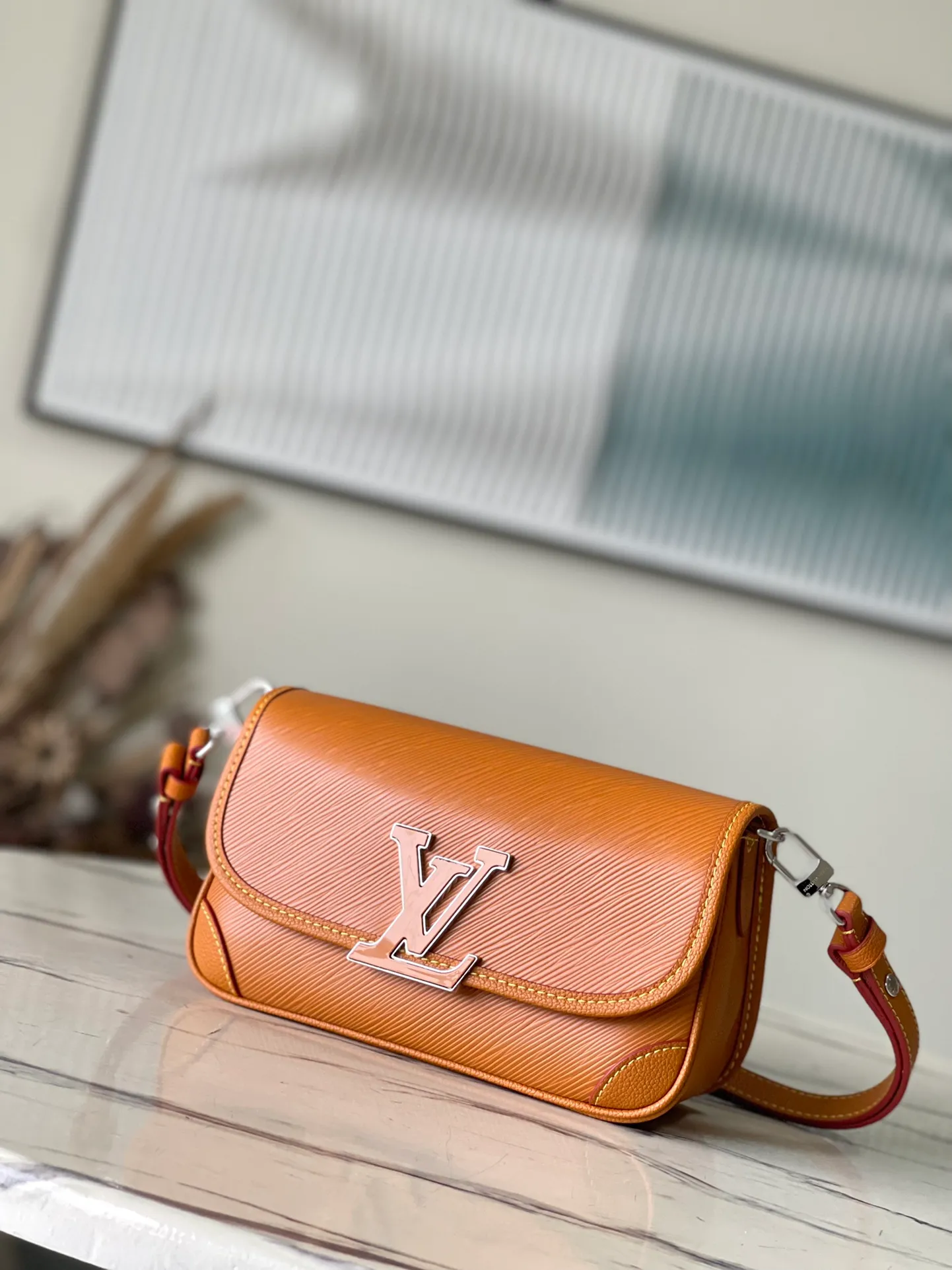 💰1160 (first-grain leather) top original order M59459 caramel color The Buci crossbody bag, cut from the iconic grained Epi leather, is available in exquisite pastel colors this season, adding soft elegance to the spring silhouette. The compact appearance and large resin-covered buckles of the same color give the look a fashionable and modern appeal. Dimensions: 24.5 x 15.5 x 9 cm
