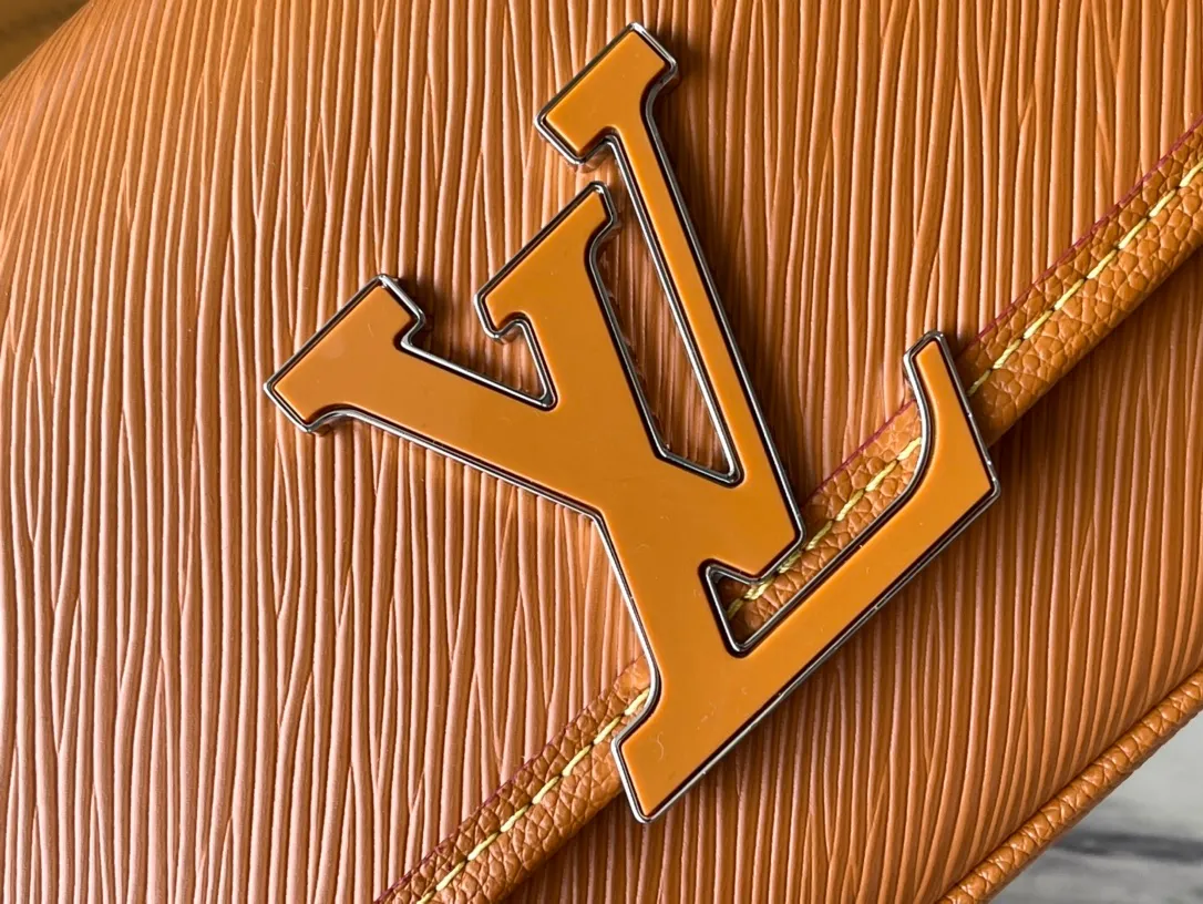 💰1160 (first-grain leather) top original order M59459 caramel color The Buci crossbody bag, cut from the iconic grained Epi leather, is available in exquisite pastel colors this season, adding soft elegance to the spring silhouette. The compact appearance and large resin-covered buckles of the same color give the look a fashionable and modern appeal. Dimensions: 24.5 x 15.5 x 9 cm