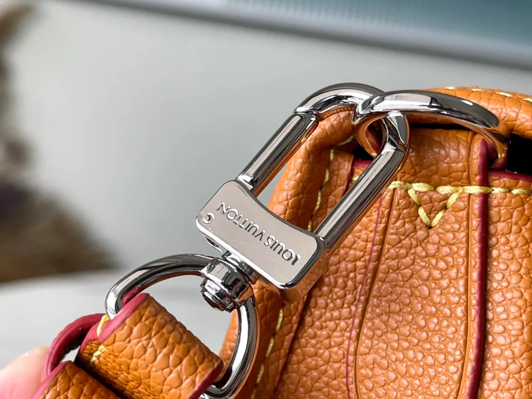 💰1160 (first-grain leather) top original order M59459 caramel color The Buci crossbody bag, cut from the iconic grained Epi leather, is available in exquisite pastel colors this season, adding soft elegance to the spring silhouette. The compact appearance and large resin-covered buckles of the same color give the look a fashionable and modern appeal. Dimensions: 24.5 x 15.5 x 9 cm