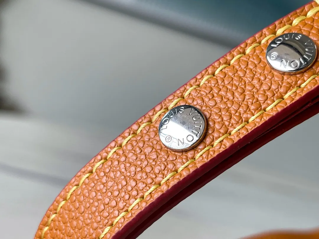 💰1160 (first-grain leather) top original order M59459 caramel color The Buci crossbody bag, cut from the iconic grained Epi leather, is available in exquisite pastel colors this season, adding soft elegance to the spring silhouette. The compact appearance and large resin-covered buckles of the same color give the look a fashionable and modern appeal. Dimensions: 24.5 x 15.5 x 9 cm