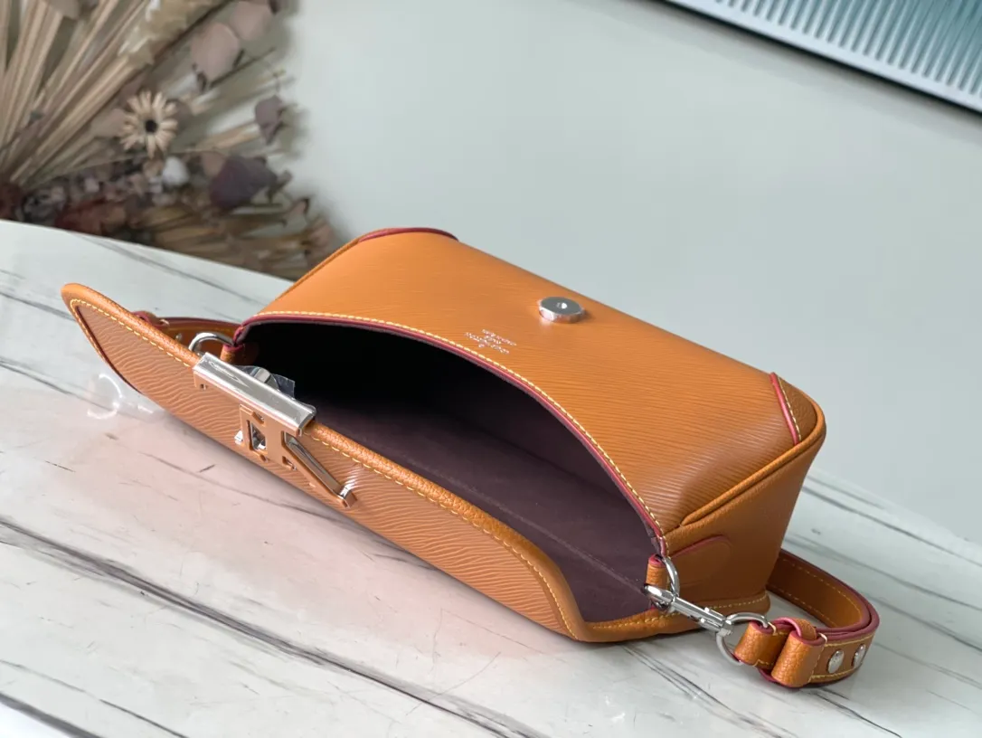 💰1160 (first-grain leather) top original order M59459 caramel color The Buci crossbody bag, cut from the iconic grained Epi leather, is available in exquisite pastel colors this season, adding soft elegance to the spring silhouette. The compact appearance and large resin-covered buckles of the same color give the look a fashionable and modern appeal. Dimensions: 24.5 x 15.5 x 9 cm