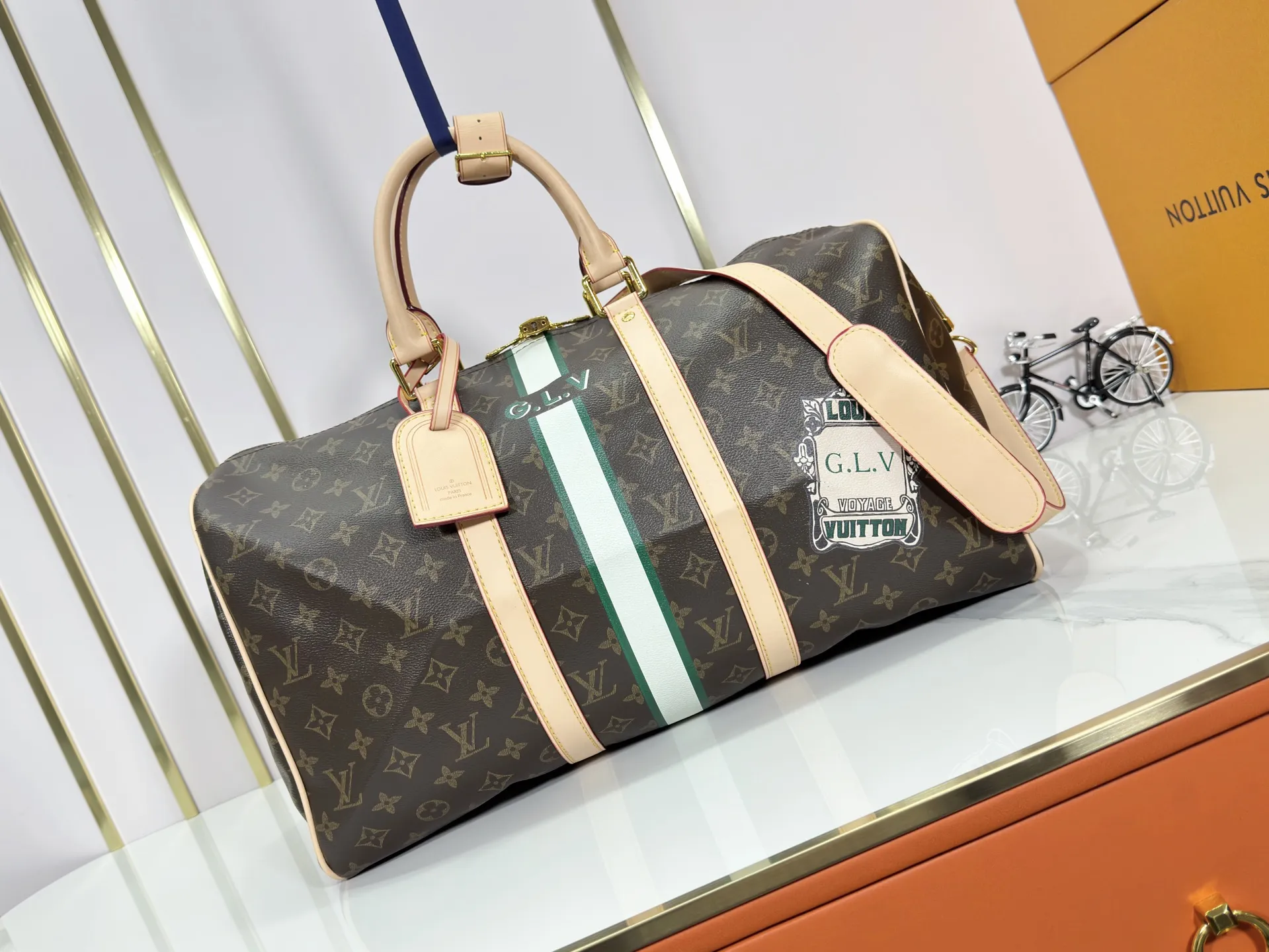 P340 upgraded original M01949 M41418 M40569 M45604 M40605 Keepall 45 travel bag, made of the new iconic black and gray Monogram Eclipse canvas. Since 1930, the Keepall series of bags has accompanied generations of travelers traveling around the world. Featuring multiple comfortable leather handles, a strap for casual cross-body carry and a shiny padlock, this updated travel bag is the ideal companion for short trips. Dimensions: 45.0 x 27.0 x 20.0 cm