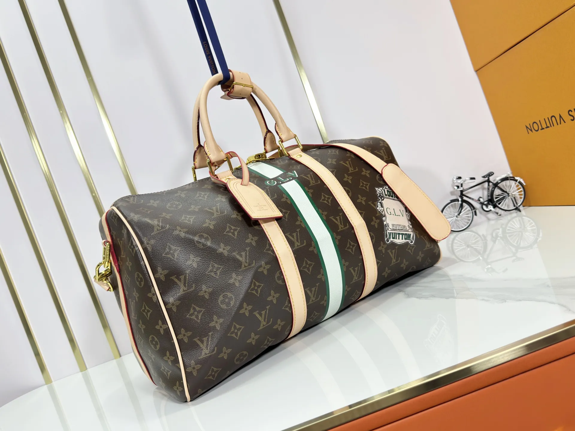 P340 upgraded original M01949 M41418 M40569 M45604 M40605 Keepall 45 travel bag, made of the new iconic black and gray Monogram Eclipse canvas. Since 1930, the Keepall series of bags has accompanied generations of travelers traveling around the world. Featuring multiple comfortable leather handles, a strap for casual cross-body carry and a shiny padlock, this updated travel bag is the ideal companion for short trips. Dimensions: 45.0 x 27.0 x 20.0 cm