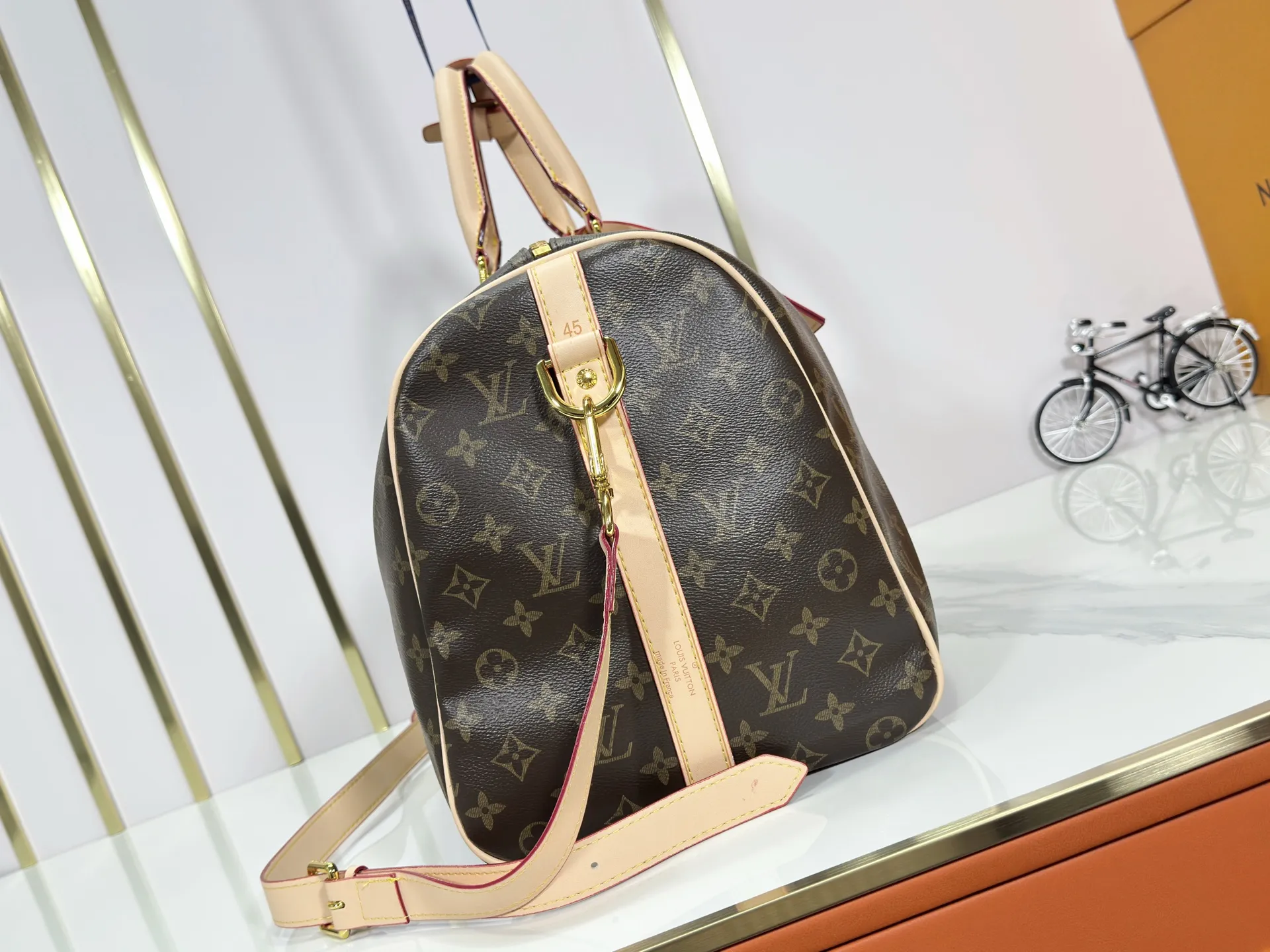 P340 upgraded original M01949 M41418 M40569 M45604 M40605 Keepall 45 travel bag, made of the new iconic black and gray Monogram Eclipse canvas. Since 1930, the Keepall series of bags has accompanied generations of travelers traveling around the world. Featuring multiple comfortable leather handles, a strap for casual cross-body carry and a shiny padlock, this updated travel bag is the ideal companion for short trips. Dimensions: 45.0 x 27.0 x 20.0 cm