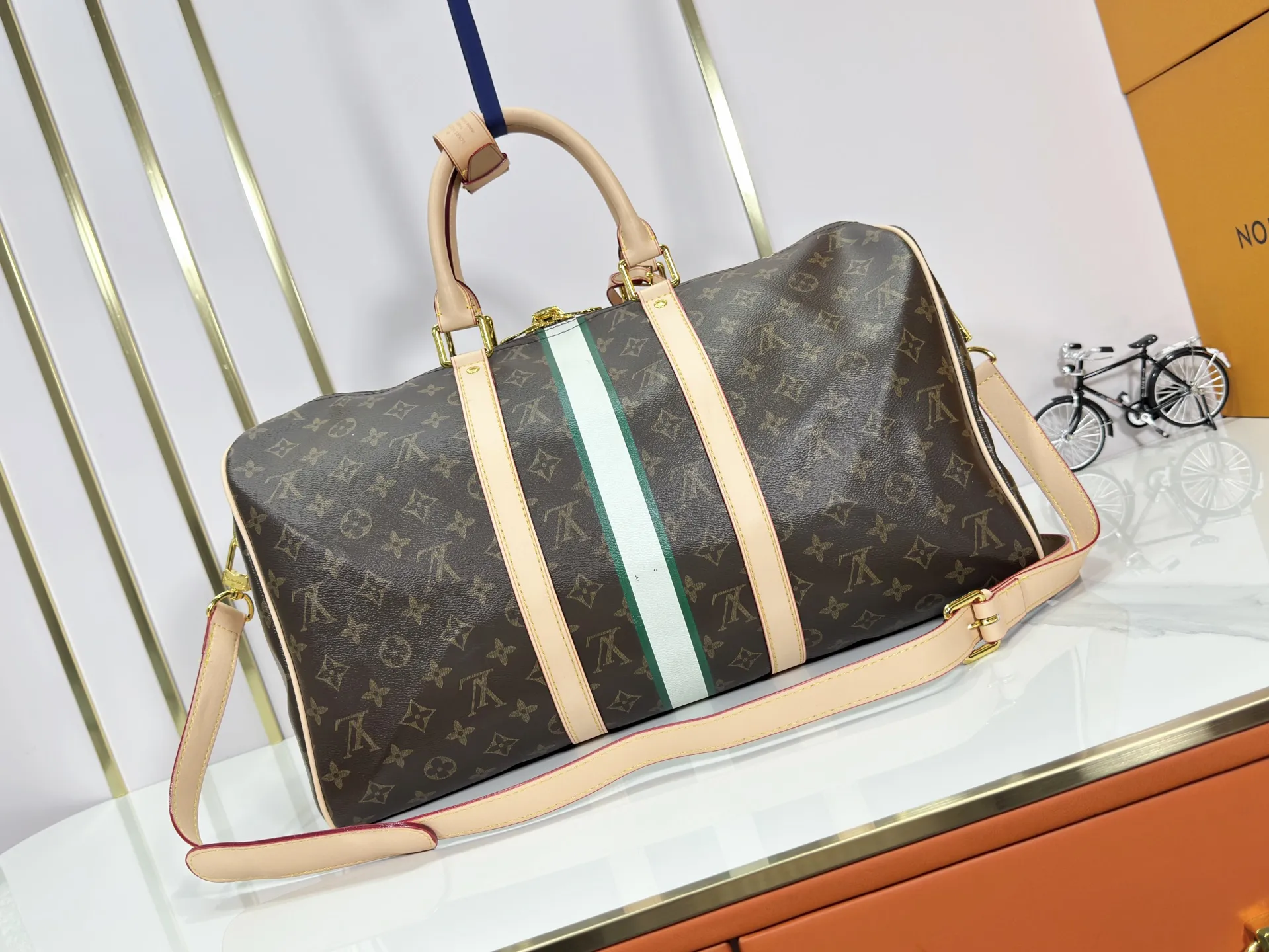 P340 upgraded original M01949 M41418 M40569 M45604 M40605 Keepall 45 travel bag, made of the new iconic black and gray Monogram Eclipse canvas. Since 1930, the Keepall series of bags has accompanied generations of travelers traveling around the world. Featuring multiple comfortable leather handles, a strap for casual cross-body carry and a shiny padlock, this updated travel bag is the ideal companion for short trips. Dimensions: 45.0 x 27.0 x 20.0 cm