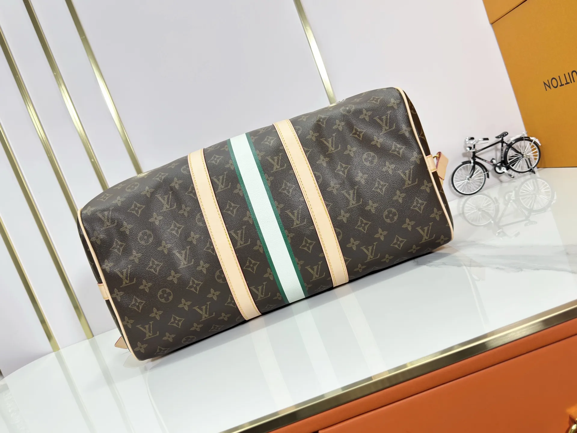 P340 upgraded original M01949 M41418 M40569 M45604 M40605 Keepall 45 travel bag, made of the new iconic black and gray Monogram Eclipse canvas. Since 1930, the Keepall series of bags has accompanied generations of travelers traveling around the world. Featuring multiple comfortable leather handles, a strap for casual cross-body carry and a shiny padlock, this updated travel bag is the ideal companion for short trips. Dimensions: 45.0 x 27.0 x 20.0 cm