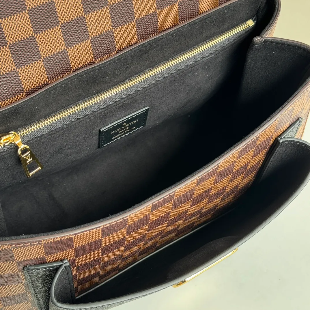 p1100 [Equipped with a full set of MB tax-free packaging] Premium original order with upgraded hardware, real-life photos LU VAVIN small crossbody bag N40108 black N40109 purple N40110 caramel 40113 cream white Made of the unique design of Damier Ebène canvas and soft calfskin, this small Vavin handbag features a bright and eye-catching lock design. Soft and lightweight, fashionable and casual, an easy choice for daily carrying. Comes with an adjustable leather chain strap that can be worn on the shoulder or cross-body. -size25*9*17