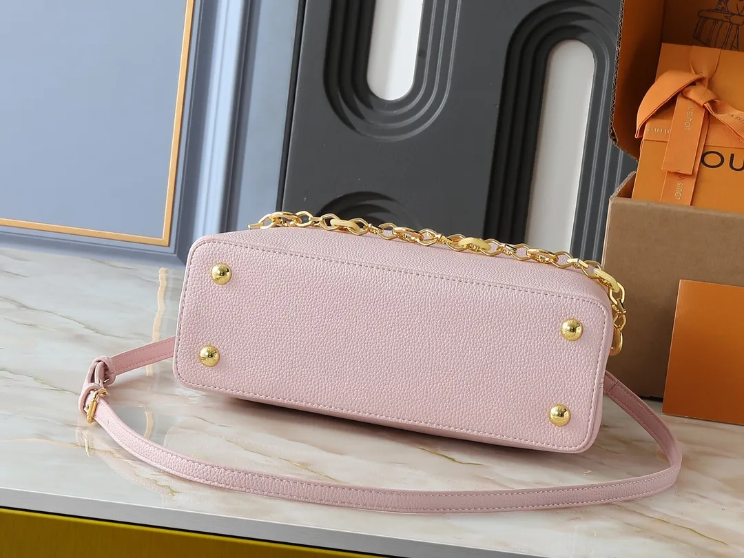💰460💰Guangzhou goods Upgraded from the original M14381 M14970 M14393 M14972 M14971 This medium Capucines handbag comes from the Harmony series and explores the inspiration of the Monogram flower with a decorative chain. Taurillon cow leather creates an elegant structure, colorful resin outlines the LV letters, and the flip cover provides two styles: external or internal. The neat interior is equipped with multiple pockets, and the detachable and adjustable shoulder strap makes it easy to wear cross-body. Dimensions: 31.5 x 20.0 x 11.0 cm (length x height x width)