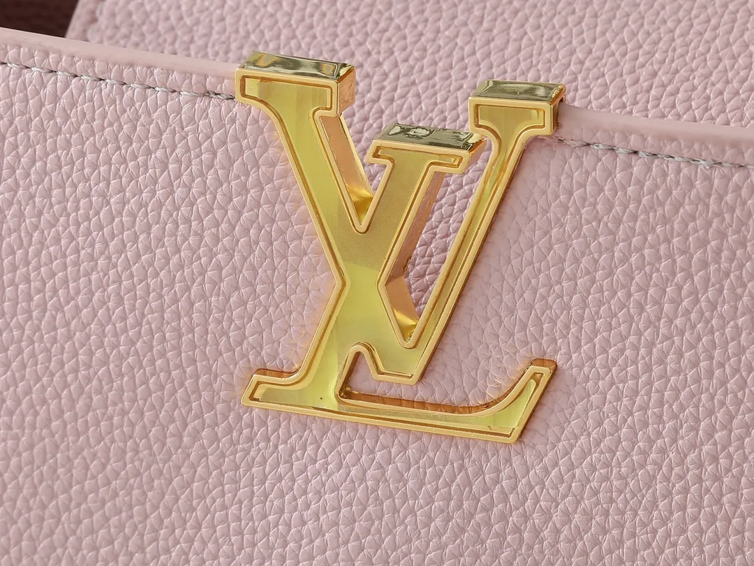 💰460💰Guangzhou goods Upgraded from the original M14381 M14970 M14393 M14972 M14971 This medium Capucines handbag comes from the Harmony series and explores the inspiration of the Monogram flower with a decorative chain. Taurillon cow leather creates an elegant structure, colorful resin outlines the LV letters, and the flip cover provides two styles: external or internal. The neat interior is equipped with multiple pockets, and the detachable and adjustable shoulder strap makes it easy to wear cross-body. Dimensions: 31.5 x 20.0 x 11.0 cm (length x height x width)