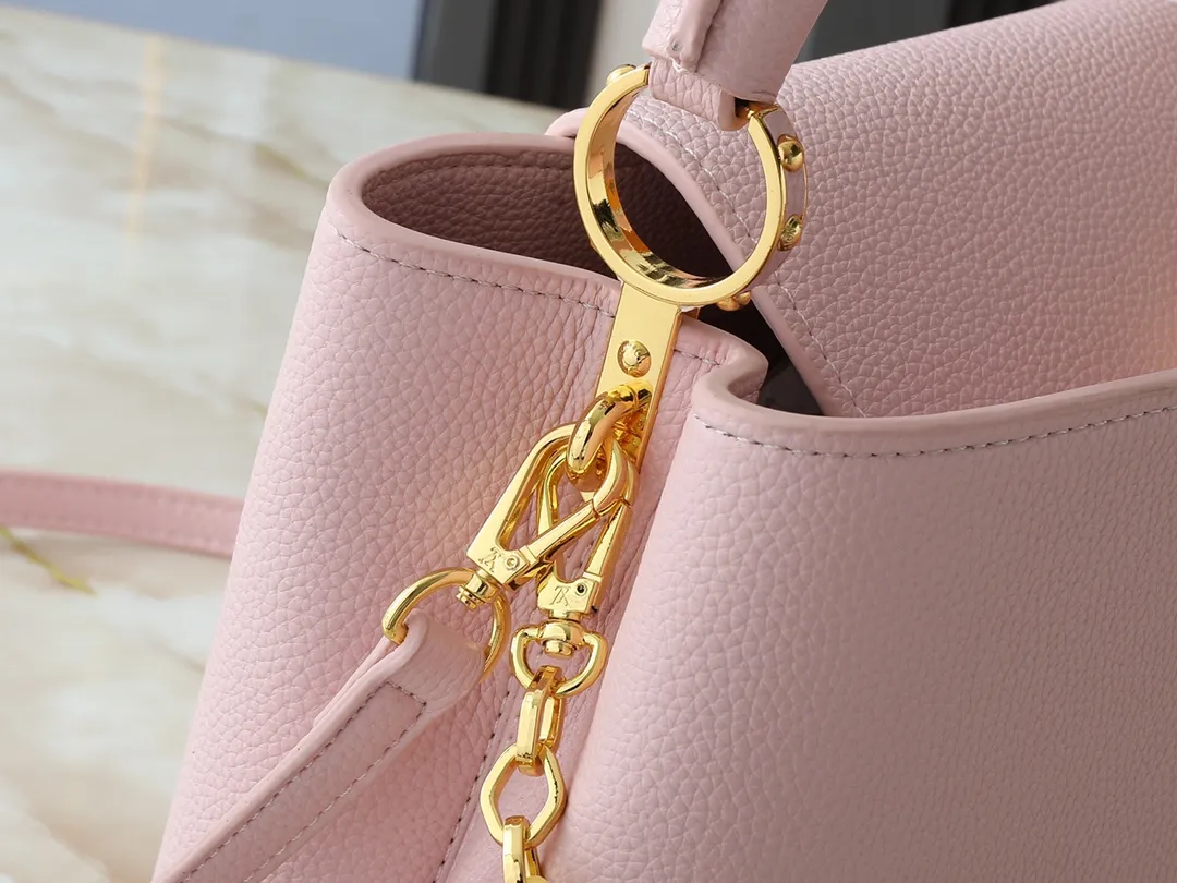 💰460💰Guangzhou goods Upgraded from the original M14381 M14970 M14393 M14972 M14971 This medium Capucines handbag comes from the Harmony series and explores the inspiration of the Monogram flower with a decorative chain. Taurillon cow leather creates an elegant structure, colorful resin outlines the LV letters, and the flip cover provides two styles: external or internal. The neat interior is equipped with multiple pockets, and the detachable and adjustable shoulder strap makes it easy to wear cross-body. Dimensions: 31.5 x 20.0 x 11.0 cm (length x height x width)