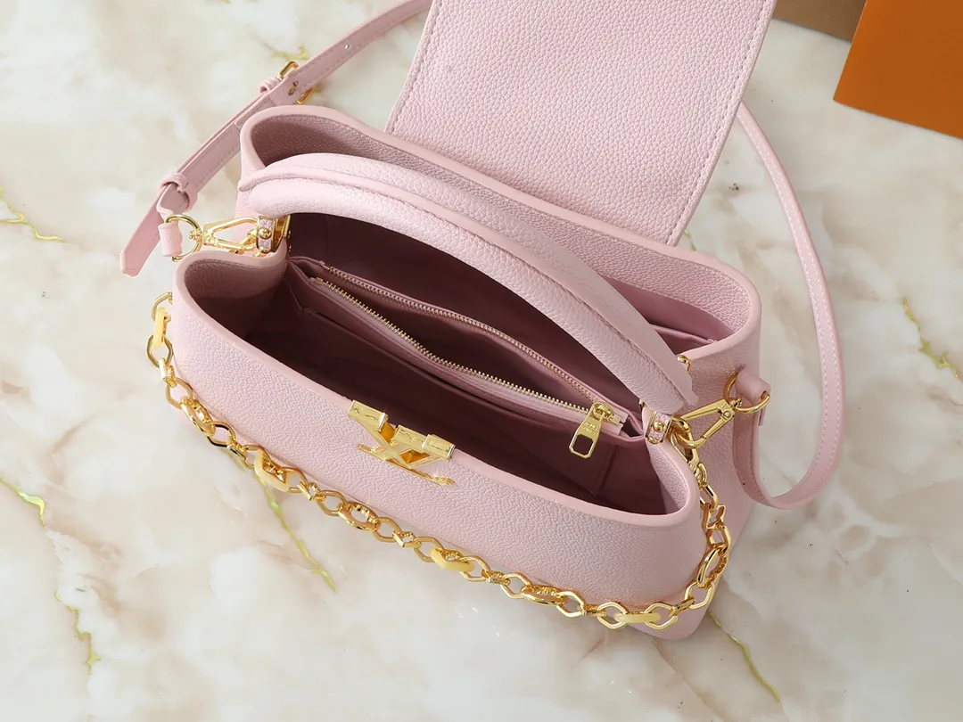 💰460💰Guangzhou goods Upgraded from the original M14381 M14970 M14393 M14972 M14971 This medium Capucines handbag comes from the Harmony series and explores the inspiration of the Monogram flower with a decorative chain. Taurillon cow leather creates an elegant structure, colorful resin outlines the LV letters, and the flip cover provides two styles: external or internal. The neat interior is equipped with multiple pockets, and the detachable and adjustable shoulder strap makes it easy to wear cross-body. Dimensions: 31.5 x 20.0 x 11.0 cm (length x height x width)