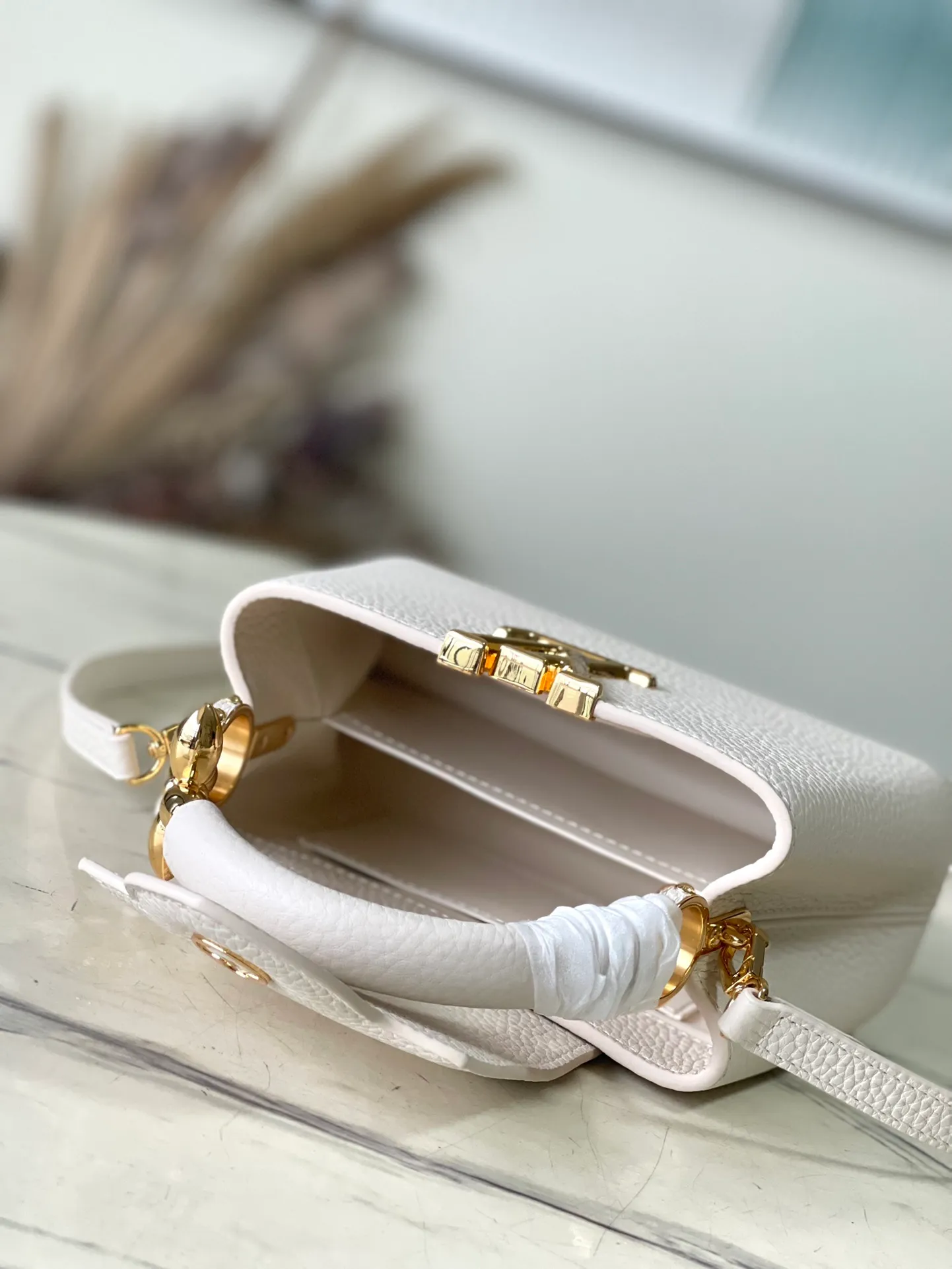💰2160 (Special Grade Original Leather) M23944 White Mini This Capucines mini handbag incorporates delicate Monogram flowers into the handle, and uses delicate brushstrokes to present the three-dimensional look of the LV logo, injecting dazzling light into the soft design. Full-grain Taurillon leather has a compact shape that can hold a smartphone, short wallet and other small essentials. Dimensions: 21 × 14 × 8 cm