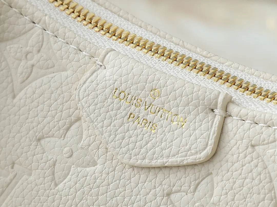 💰180💰Upgraded from the original M81066 M80349 M14421 M81862 M13614 This Easy Pouch handbag has a classic Monogram pattern on the leather body and incorporates dazzling metal parts such as D-rings, making it a perfect choice for day and night travel. The compact shape is suitable for daily needs, and the detachable shoulder strap and chain allow for a variety of carrying methods. Dimensions: 19.0 x 11.5 x 3.0 cm (length x height x width)