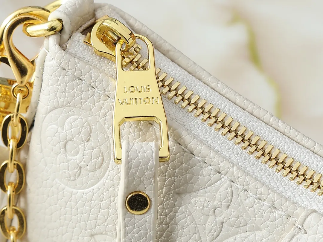💰180💰Upgraded from the original M81066 M80349 M14421 M81862 M13614 This Easy Pouch handbag has a classic Monogram pattern on the leather body and incorporates dazzling metal parts such as D-rings, making it a perfect choice for day and night travel. The compact shape is suitable for daily needs, and the detachable shoulder strap and chain allow for a variety of carrying methods. Dimensions: 19.0 x 11.5 x 3.0 cm (length x height x width)