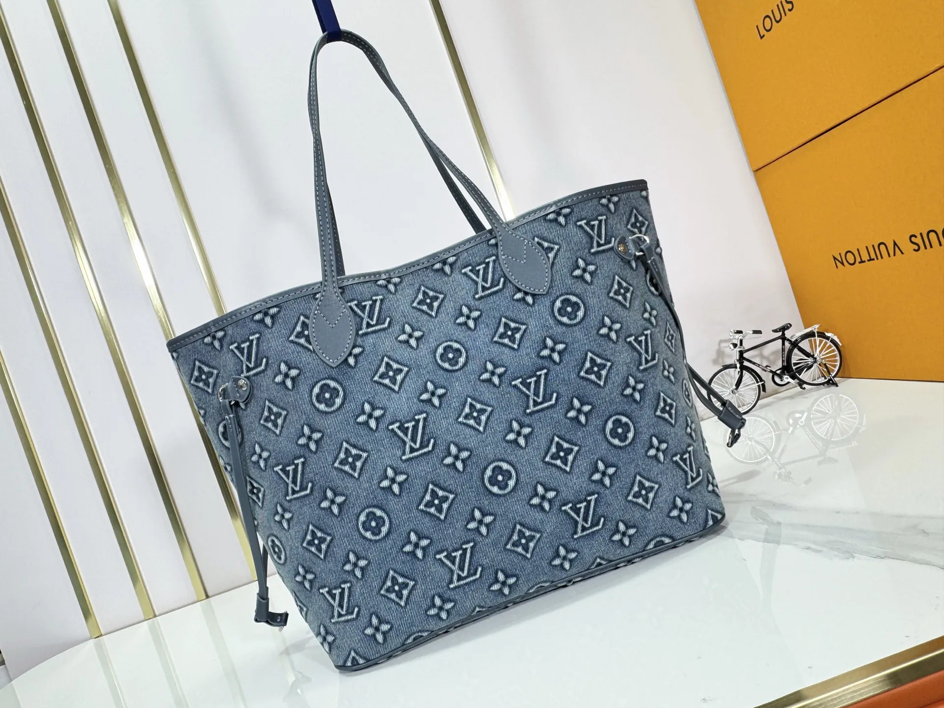 P280 Upgraded original M45685 M40995 embossed denim shopping bag💋💋Louis Vuitton's new Neverfull is a new interpretation of the classic handbag and explore the exquisite details inside the bag. Redesigned interior pockets feature fresh fabric linings and vintage details inspired by the Louis Vuitton archives, most notably the detachable zippered clutch, which can be used on its own as a sophisticated clutch or as an additional pocket. Bright lining tones add a more lively feel to Monogram's classic canvas. Size: 32*29*17 cm