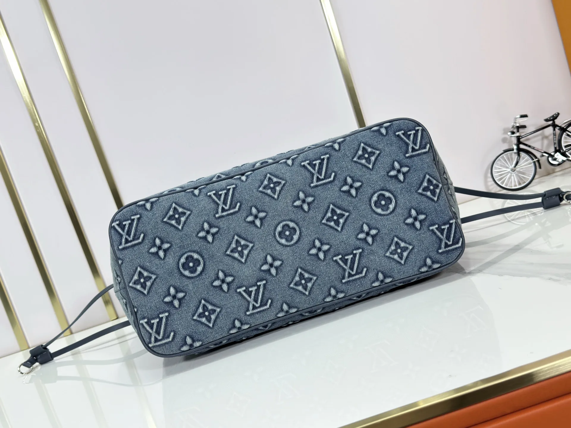 P280 Upgraded original M45685 M40995 embossed denim shopping bag💋💋Louis Vuitton's new Neverfull is a new interpretation of the classic handbag and explore the exquisite details inside the bag. Redesigned interior pockets feature fresh fabric linings and vintage details inspired by the Louis Vuitton archives, most notably the detachable zippered clutch, which can be used on its own as a sophisticated clutch or as an additional pocket. Bright lining tones add a more lively feel to Monogram's classic canvas. Size: 32*29*17 cm