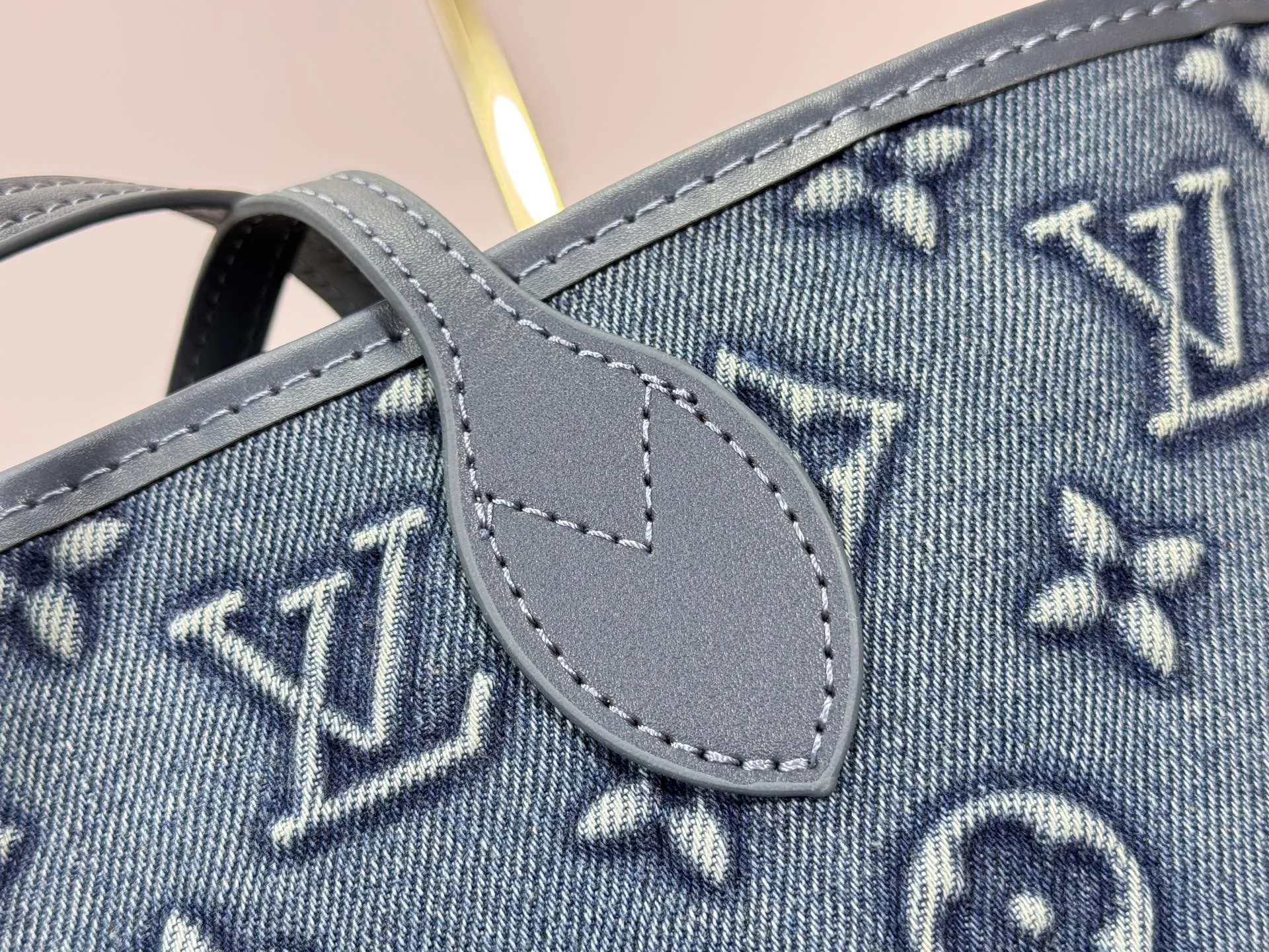 P280 Upgraded original M45685 M40995 embossed denim shopping bag💋💋Louis Vuitton's new Neverfull is a new interpretation of the classic handbag and explore the exquisite details inside the bag. Redesigned interior pockets feature fresh fabric linings and vintage details inspired by the Louis Vuitton archives, most notably the detachable zippered clutch, which can be used on its own as a sophisticated clutch or as an additional pocket. Bright lining tones add a more lively feel to Monogram's classic canvas. Size: 32*29*17 cm