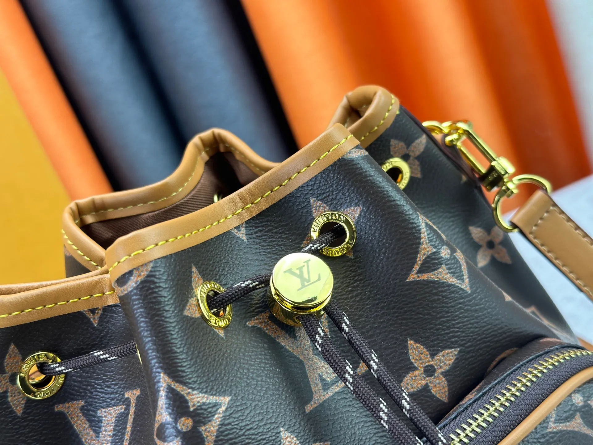 P260 Upgraded from the original M14199, it is infinitely charming and unleashes your fashion attitude. It has a unique appearance and is simply a fashion item that cannot be missed. Different from the softness of a canvas bag, it creates a free and easy feeling when worn on the back. It is super textured and is loved by fashionistas!  Size: 17/12/19