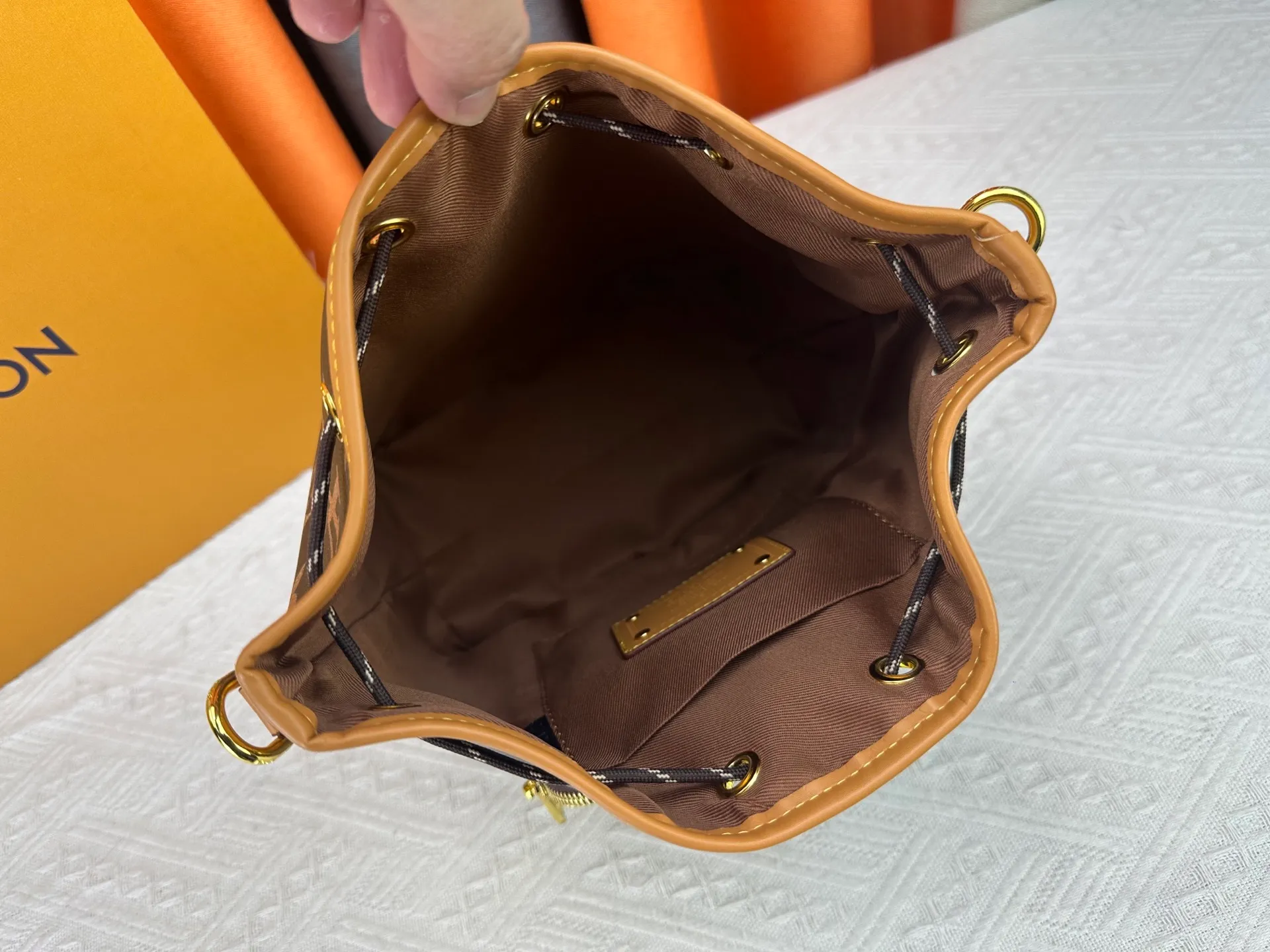 P260 Upgraded from the original M14199, it is infinitely charming and unleashes your fashion attitude. It has a unique appearance and is simply a fashion item that cannot be missed. Different from the softness of a canvas bag, it creates a free and easy feeling when worn on the back. It is super textured and is loved by fashionistas!  Size: 17/12/19