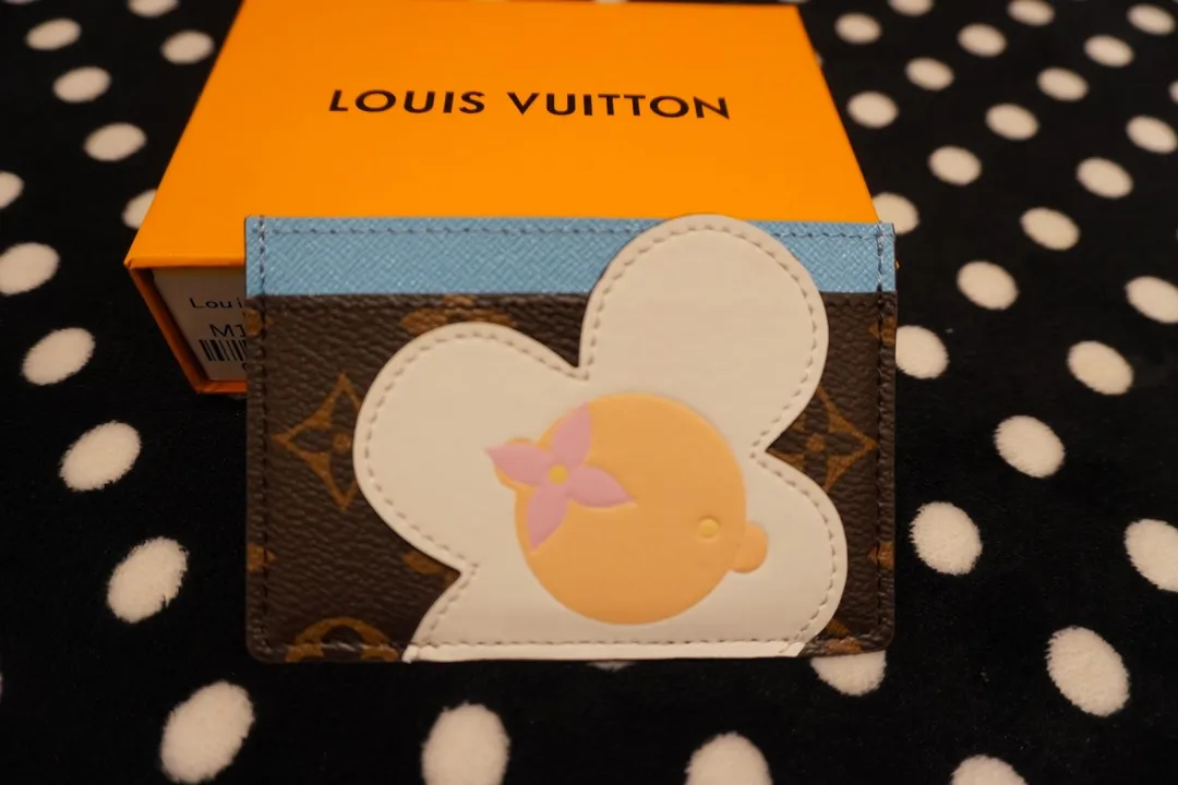 P110💰 61733, model number 12203. This LV Charms card holder is from the SnowShow series. It combines the iconic Monogram canvas with smooth leather trim and festive patterns. Vivienne embellishments and LV florals complete the sophisticated design. Size 11x7