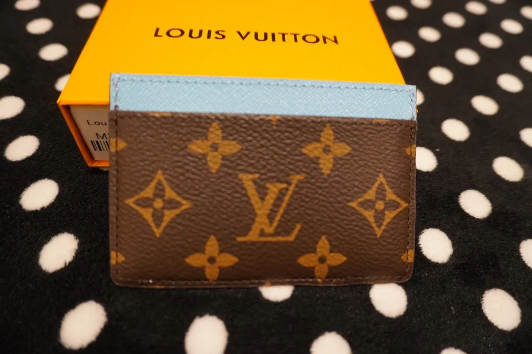 P110💰 61733, model number 12203. This LV Charms card holder is from the SnowShow series. It combines the iconic Monogram canvas with smooth leather trim and festive patterns. Vivienne embellishments and LV florals complete the sophisticated design. Size 11x7