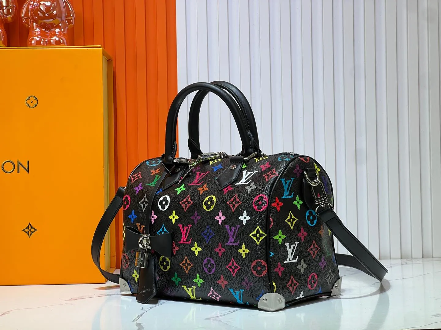 Batch 280💰Upgraded original M13805 M13257 M40390 lv Murakami Takashi co-branded NANOSPEEDY handbag This Nano Speedy handbag combines Monogram canvas and cow leather trim printing, with 33 colorful colors to interpret white tricolor and black tricolor. It has been launched in twelve sections and is very popular around the world and is loved by celebrities and celebrities. 25.0 x 19.0 x 15.0 cm